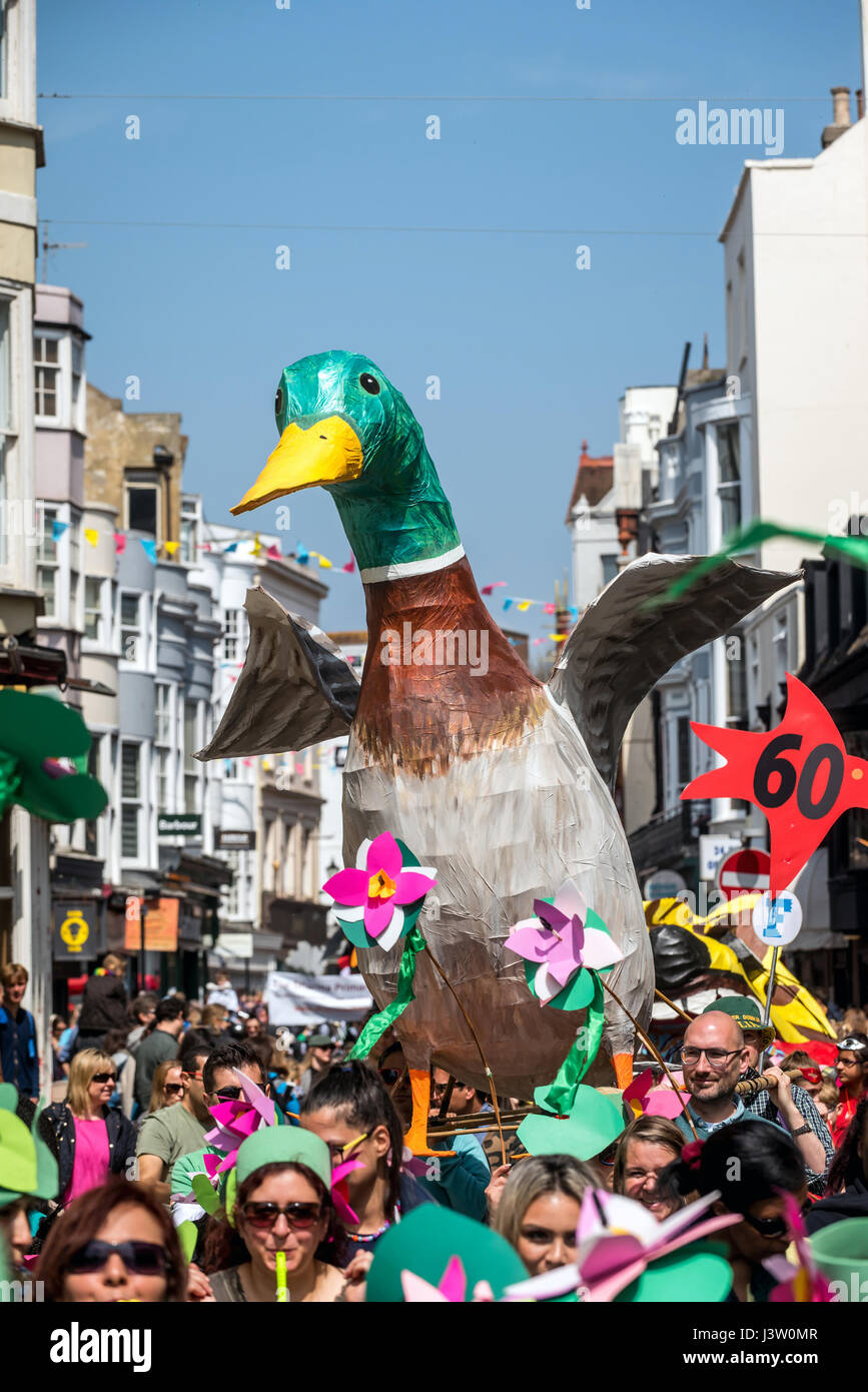 Le Brighton Festival Children's Parade aujourd'hui, marquant le début de cette année, les arts festival. Kate Tempest est le poète directeur invité qui a comme Banque D'Images