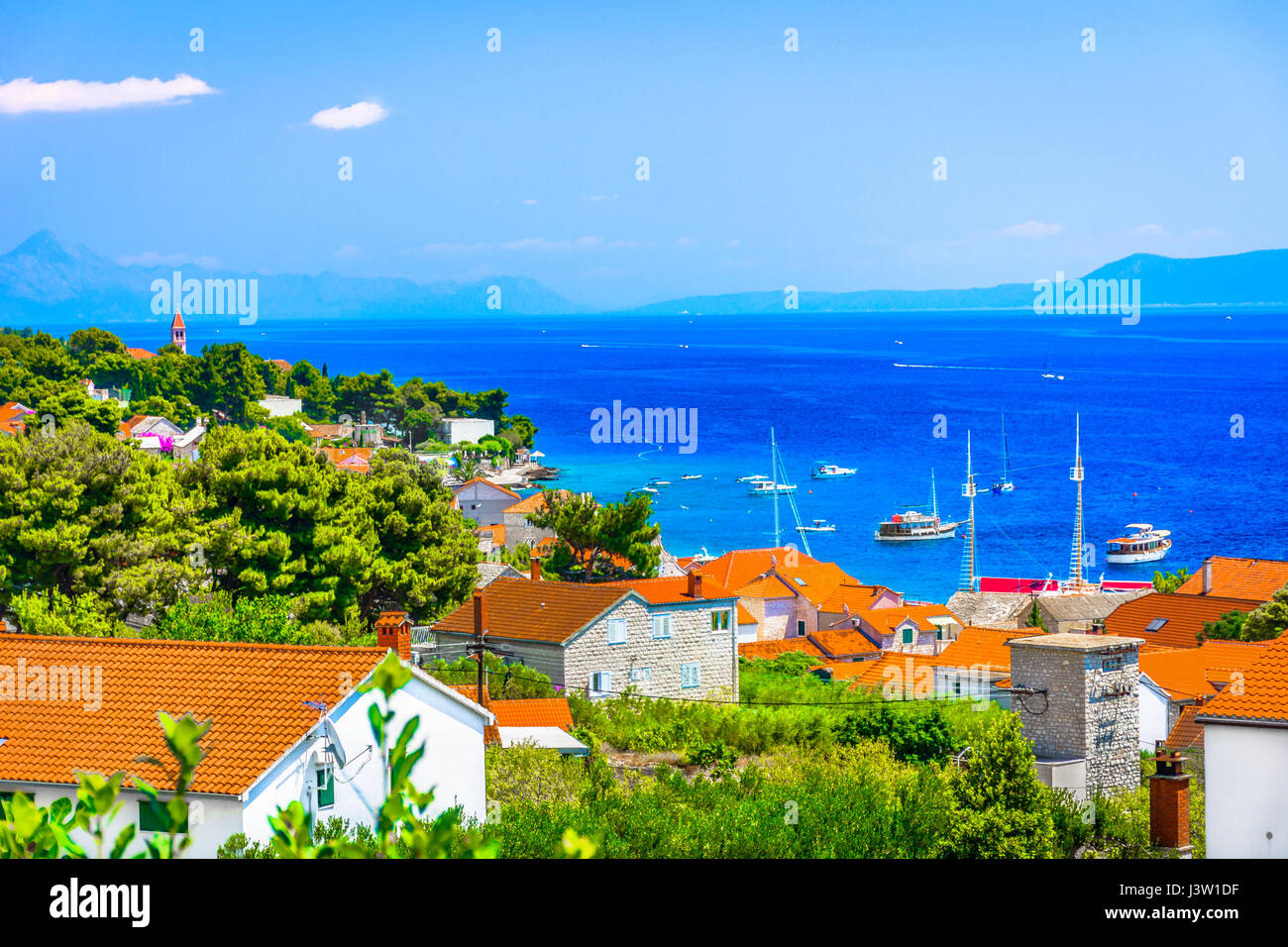 Vue aérienne de la ville de Bol, lieu touristique estivale populaire sur la côte Adriatique, Croatie. Banque D'Images