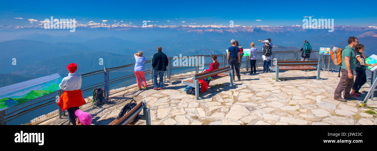 Le Monte Generoso, Suisse - Avril 2017 - Vue de la ville de Lugano, San Salvatore Mountain et le lac de Lugano de Monte Generoso, Canton du Tessin, Suisse Banque D'Images