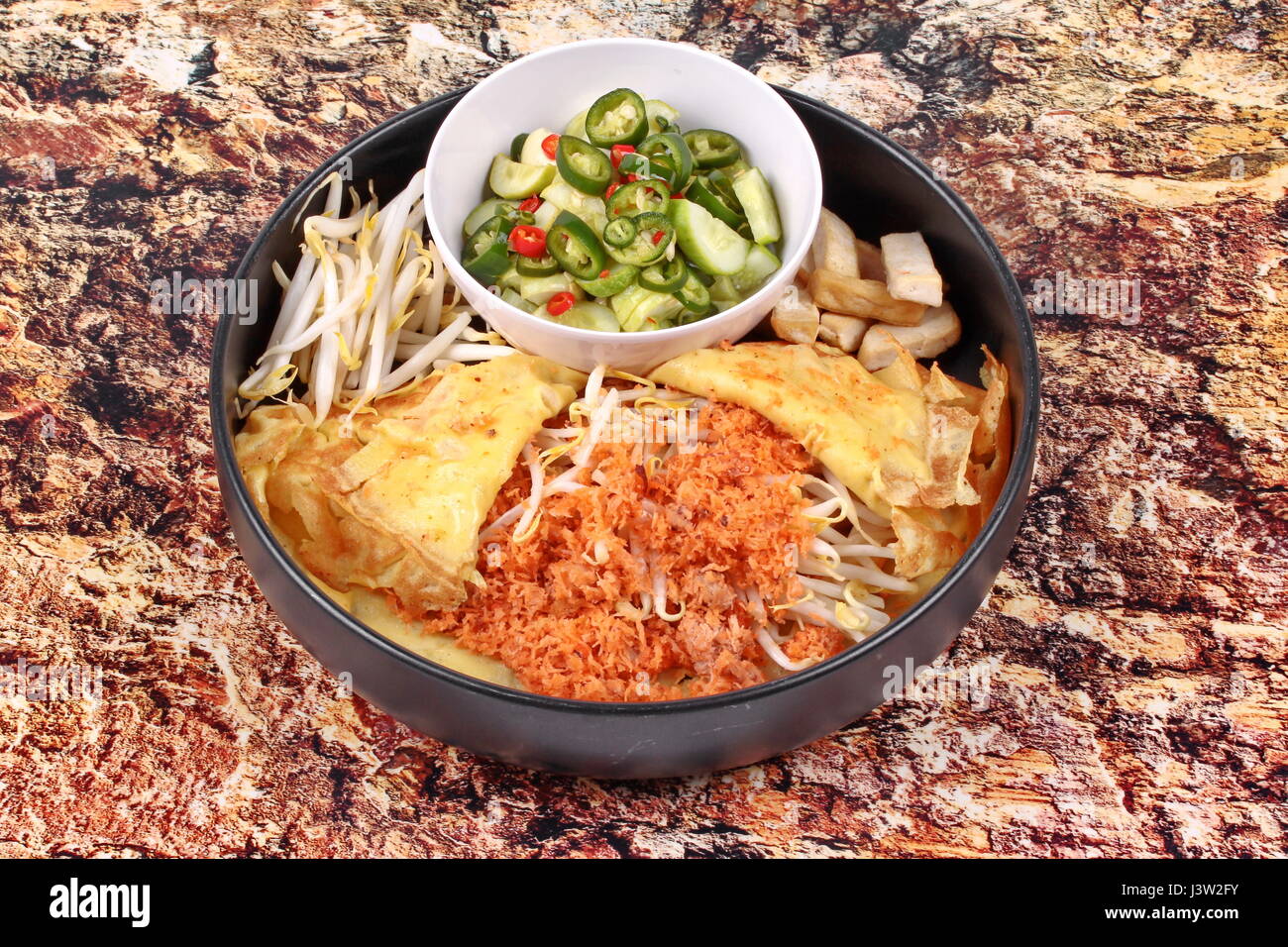 Thai-Vietnamese,recette feuilletée croustillante crêpe farcie d'œufs avec le concombre aigre épicée dans Bueang Khanom appel Thai ,comme crêpe croustillante surmonté des crevettes frites, émincées Banque D'Images