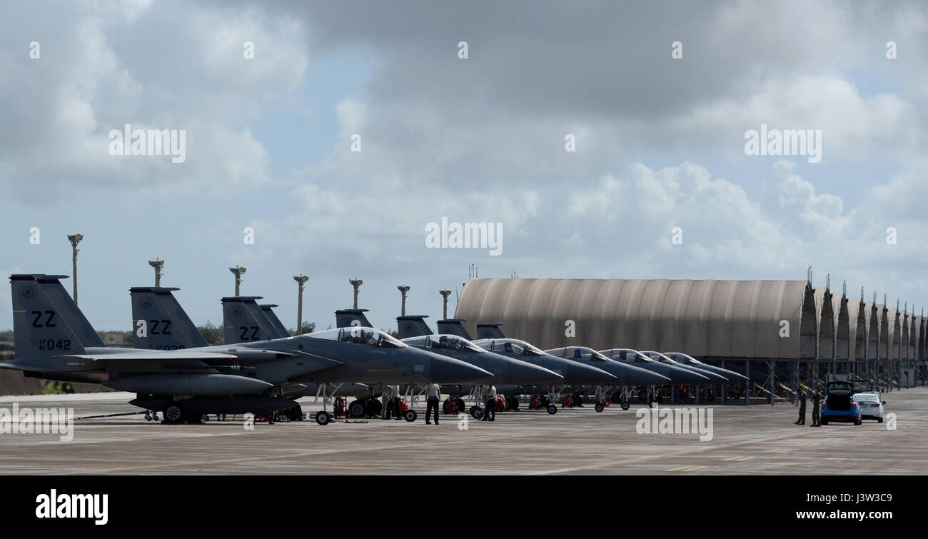 U.S. Air Force F-15 Eagle, attribué à Kadena Air Base, au Japon, s'asseoir sur la piste, le 20 avril 2017, à la base aérienne d'Andersen, Guam. Pompiers de Kadena AB engagée aux côtés de la Force aérienne de la République de Singapour les combattants à mener la formation bilatérale dans le Pacifique au cours de l'exercice Vigilant d'Ace. (U.S. La Force aérienne et d'un membre de la 1re classe Gerald R. Willis) Banque D'Images