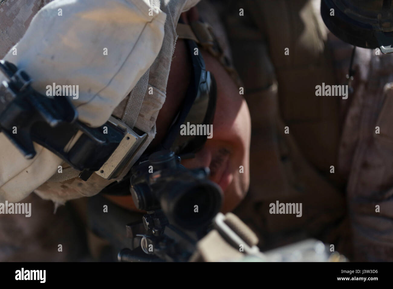 Les Marines du 1er Bataillon du 7e Régiment ont mis en place un périmètre de sécurité lors d'un exercice de récupération tactique d'avions et de personnel, s'entraînant pour des opérations de réponse à des crises pendant le déploiement avancé au moyen-Orient. Banque D'Images