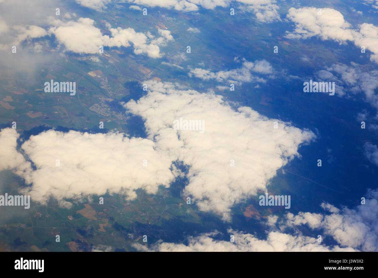 La formation de nuages bas à partir de 30 000 pieds au-dessus de l'Italie. Banque D'Images