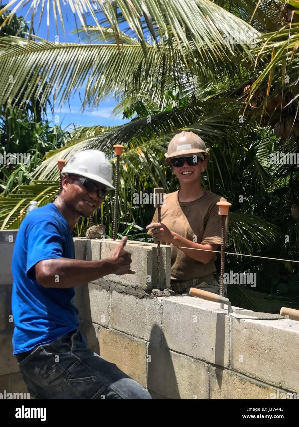 KOSRAE (États fédérés de Micronésie (24 avril 2017) Constructionman , Giebler Angelie Constructeur de Abington, Massachusetts, et de construction locale George Mac apprenti préparer le dernier bloc d'unités de maçonnerie de béton pour la construction navale (bataillon Mobile NMCB) 1 Projet de clinique de santé Walung à Kosrae Micronésie, États fédérés de, 24 avril 2017. 1 NMCB est déployée avant d'exécuter la construction, l'aide humanitaire et l'aide étrangère, les opérations spéciales des services de soutien au combat, et le théâtre à l'appui de la coopération de sécurité américaines du Pacifique. (U.S. Photo par Utilitiesman marine Banque D'Images