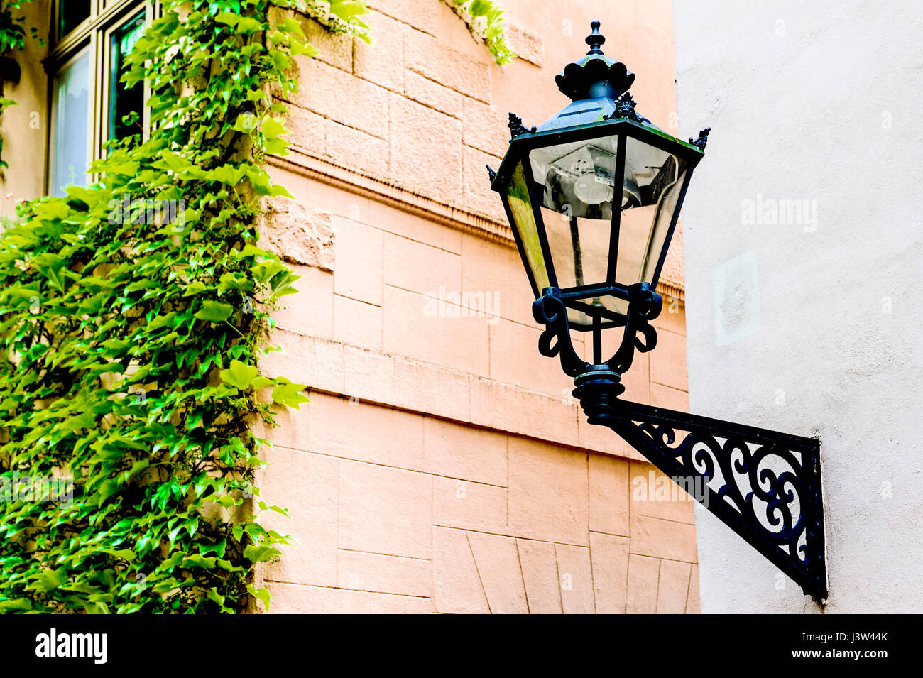 Lanterne de la vieille rue; alte straßenlaterne Photo Stock - Alamy