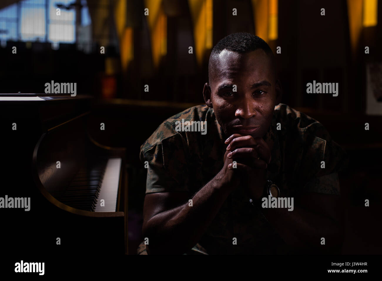 U.s. Marine Corps Sgt Tir. Nelson Bennett Jr., un groupe de travail sur la masse d'Air Maritime urbaniste chargé de 3rd Marine Aircraft Wing (3dMAW), G-3 Opérations, pose pour une photo à la Marine Corps Air Station Miramar chapelle à San Diego, Californie, le 26 avril 2017. Nelson est un musicien qui équilibre sa passion de servir Dieu dans l'église et son pays par le Corps des Marines. (USMC photo par le s.. Jon Spencer) Banque D'Images