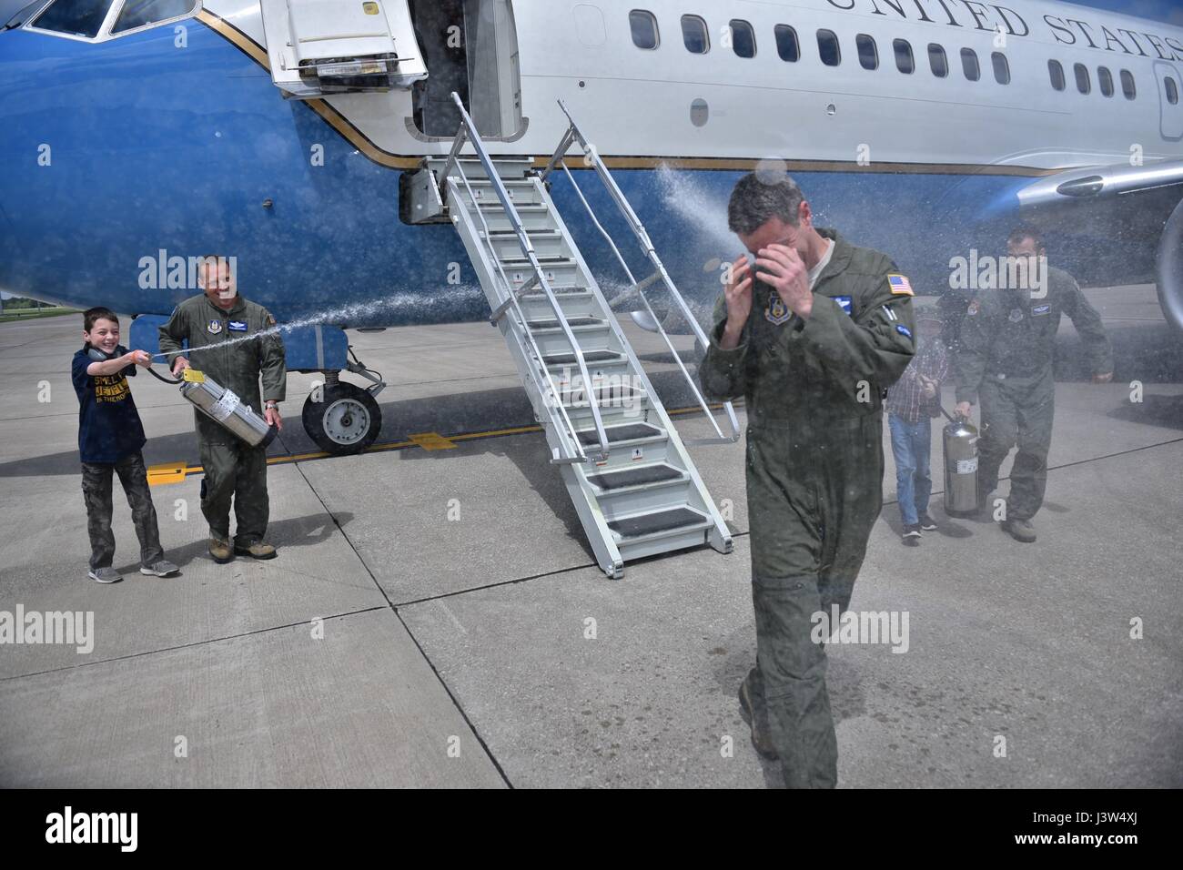 Lt colonel Ralph' 'Louie DePalma obtient le fini traditionnel-vol dans le flexible de sa famille après son dernier vol avec la 932e Airlift Wing à Scott Air Force Base, dans l'Illinois. (U.S. Air Force photo Christopher Parr) Banque D'Images