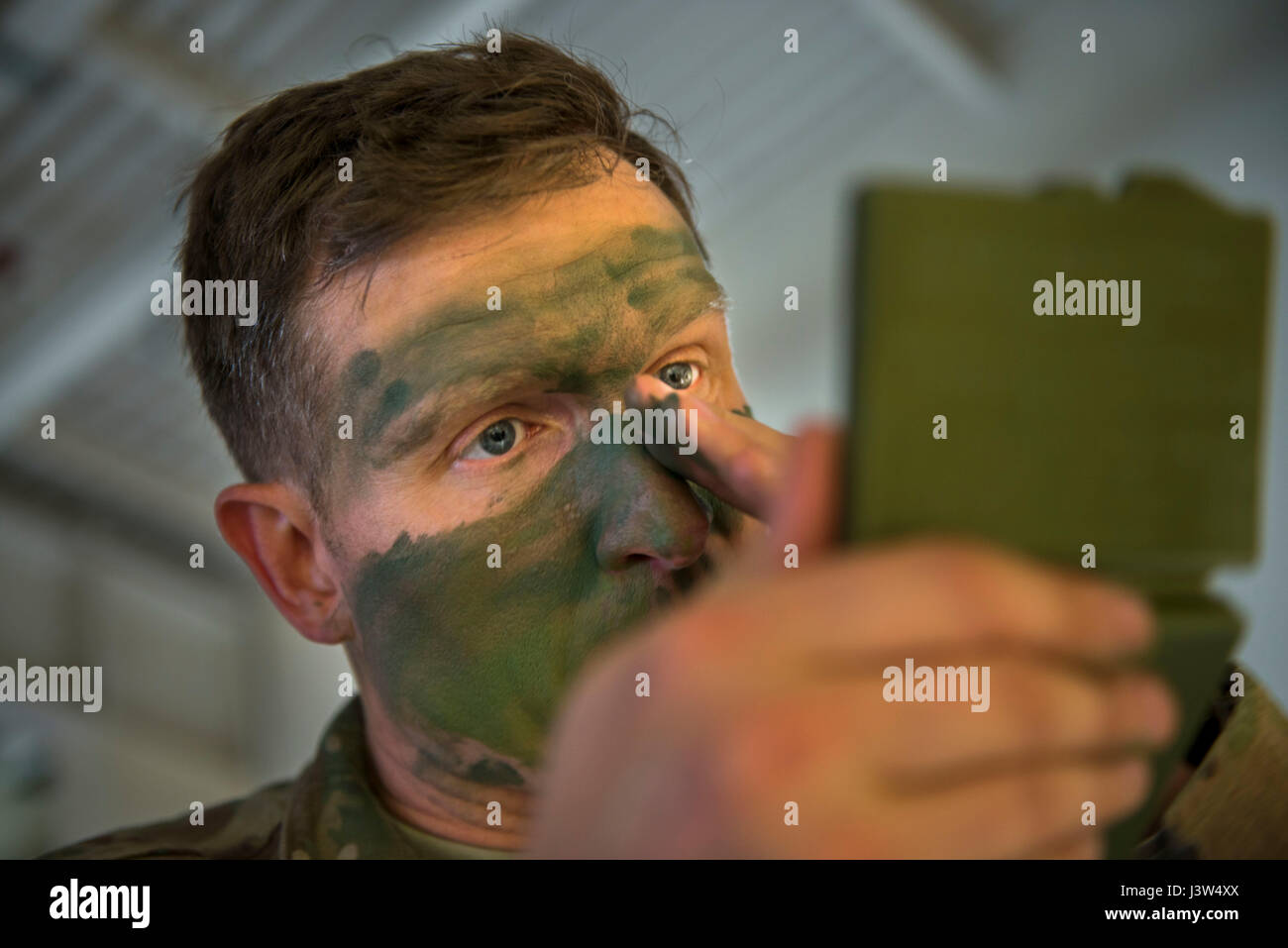 Lieutenant-colonel de l'armée américaine Mike Kloepper, 173e Brigade aéroportée, 2e bataillon du 503e Régiment d'infanterie, commandant, s'applique avant qu'un camouflage jump à la base aérienne d'Aviano, en Italie, au cours de l'effort la sortie 17 Sabre, le 27 avril 2017. L'exercice a pour but d'évaluer l'état de préparation de l'armée américaine Stryker Cavalry Regiment 2e à base de mener des opérations terrestres unifiée, avec un accent particulier sur les répétitions de la transition de garnison pour les opérations de combat, et à l'exercice opérationnel et la prise de décisions tactiques et compétences. (U.S. Photo de l'Armée de l'air par la Haute Airman Cory W. Bush) Banque D'Images