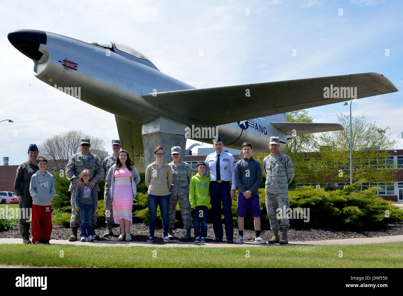 Les membres de la New York Air National Guard amené leurs enfants au travail pour les amener vos enfants au travail le 27 avril 2017, jour, lors de la 155e Escadre de ravitaillement en vol, Lincoln, Nebraska. Les enfants ont eu la chance de voir ce que leur travail est comme des parents et de voir autour de la base. (U.S. Air Force photo prise par un membre de la 1re classe Jamie Titus/ libéré) Banque D'Images