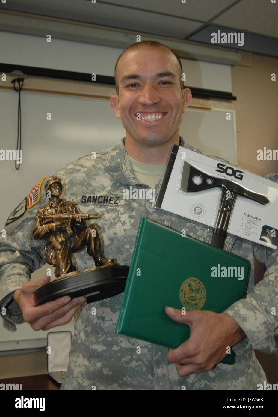 Le Sgt. Oswald Sanchez est sorti vainqueur de la Garde côtière de l'Armée de Nevada 2017 Concours meilleur guerrier le 28 avril après être passé en heures supplémentaires au cours d'une 12e et décider de cas -- tir de fusil réflexive -- contre la CPS. Grant Reimers. Sanchez, 34 ans, de la Compagnie Bravo, 1-221st Cavalerie, était lié avec Reimers, 22, de la compagnie de transport 1859th après le premier 11 événements des quatre jours de compétition pour déterminer l'état haut de soldats et sous-officiers. Photo par le Sgt. Erick 1ère classe Studenicka, Quartier général PAO Banque D'Images