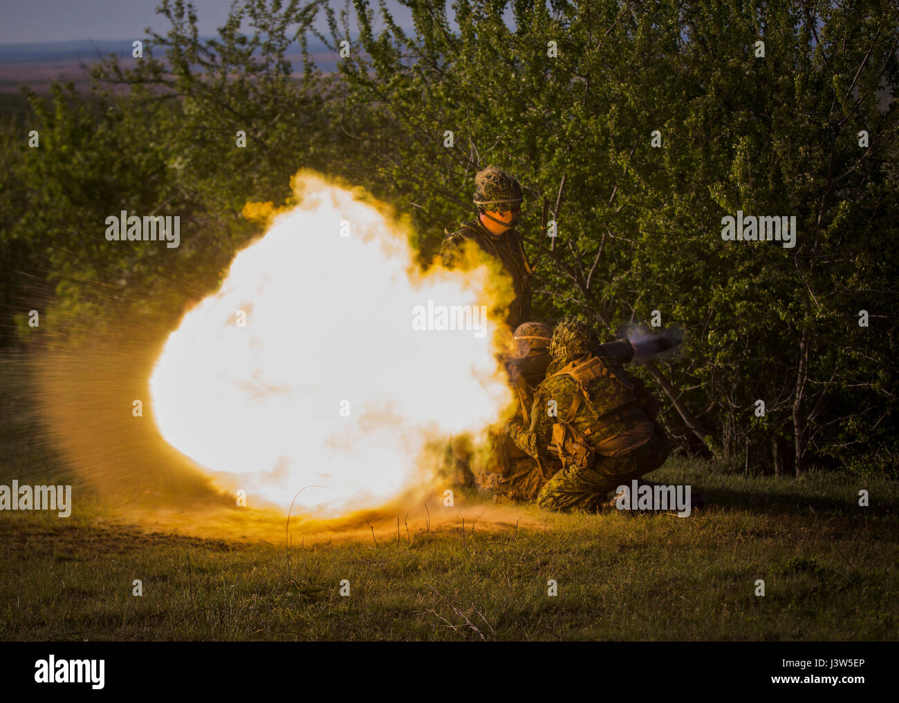 La Marine américaine lance le Cpl. Hunter, un assaultman Sackewitz avec force de rotation Maritime Europe 17.1, les incendies un Carl Gustov 84mm rocket pendant l'exercice, à 17,2 Platinum Eagle Zone d'entraînement Babadag, en Roumanie, le 28 avril 2017. MRF-E formé avec les alliés de l'sur forigen armes pour se familiariser avec différents systèmes d'armes. Les États-Unis et les pays partenaires se tenir ensemble pour assurer une Europe entière, libre, en paix et prospère. (U.S. Marine Corps photo par Lance Cpl. Sarah N. Petrock) Banque D'Images