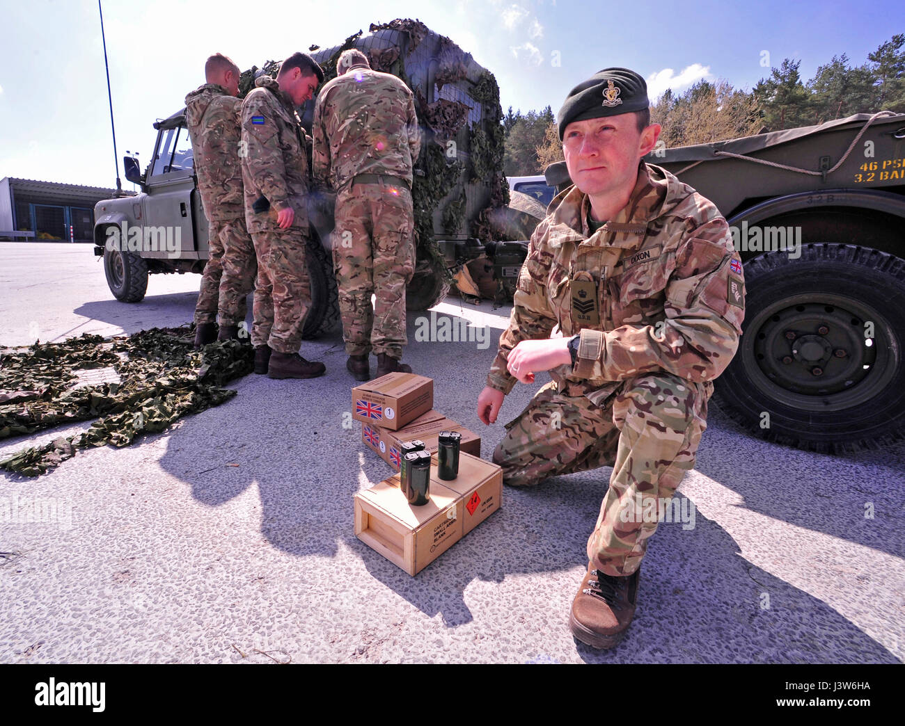 HOHENFELS, Allemagne - Le s.. Jason Dixon, quartier-maître de l'escadron avec le Queens Royal Hussars, Royaume-Uni, prépare les grenades fumigènes pour le Sabre Junction 17, alors que ses homologues commencer camouflging leur véhicule au centre de préparation multinationales conjointes le 30 avril. Sortie 17 Sabre est l'Armée américaine du 2e régiment de cavalerie de l'Europe lutte contre l'exercice du centre de formation, qui aura lieu au Centre de préparation interarmées multinationale à Hohenfels, Allemagne, 25 avril- 19 mai 2017. L'exercice a pour but d'évaluer l'état de préparation du régiment pour mener des opérations terrestres unifiée, avec un particulier Banque D'Images