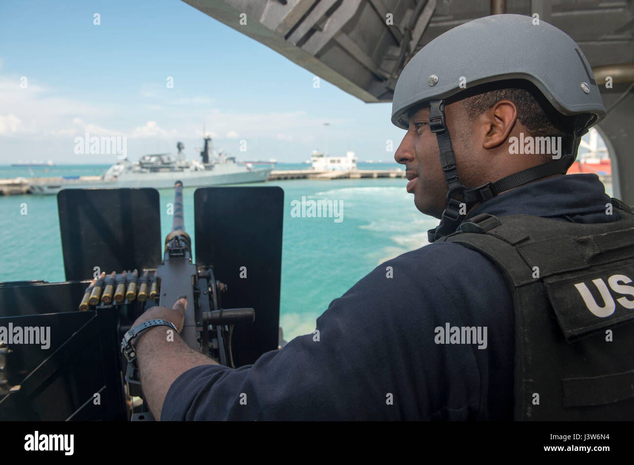 170430-N-PD309-049 LA BASE NAVALE de Changi, Singapour (30 avril 2017) Gunner's Mate 1re classe Christopher Steele mans la mitrailleuse de calibre .50 M2HB dans le cadre de l'équipe d'assaut de petit calibre au cours de l'ancre à bord de mer et littoral lutte contre le USS Coronado (LCS) 4. Coronado est sur un déploiement de rotation en 7e Flotte des États-Unis zone de responsabilité, de patrouiller les eaux littorales de la région de Hull et à Hull avec les marines partenaire pour fournir 7e flotte avec les capacités flexibles dont elle a besoin maintenant et dans l'avenir. (U.S. Photo par marine Spécialiste de la communication de masse 3 Classe Deven Leigh Ellis/libérés) Banque D'Images