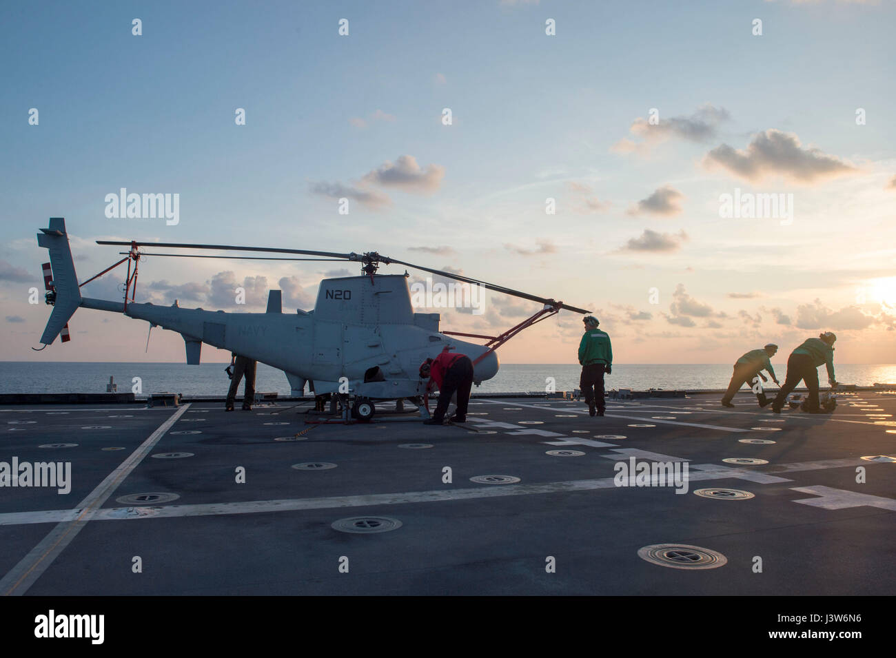 170430-N-PD309-104 Mer de Chine du Sud (30 avril 2017) marins affectés à l'Escadron d'hélicoptères de combat de la mer 23 propagation les rotors sur le MQ-8B Firescout véhicule aérien sur le poste de pilotage en préparation de sol tourne à bord du navire de combat littoral USS Coronado (LCS) 4. Le navire est sur un déploiement de rotation de la 7ème Flotte américaine zone d'opérations, de patrouiller les eaux littorales de la région de Hull et à Hull avec les marines partenaire pour fournir la 7è flotte avec les capacités flexibles dont elle a besoin maintenant et dans l'avenir. (U.S. Photo par marine Spécialiste de la communication de masse de la classe de 3ème Le Deven Banque D'Images