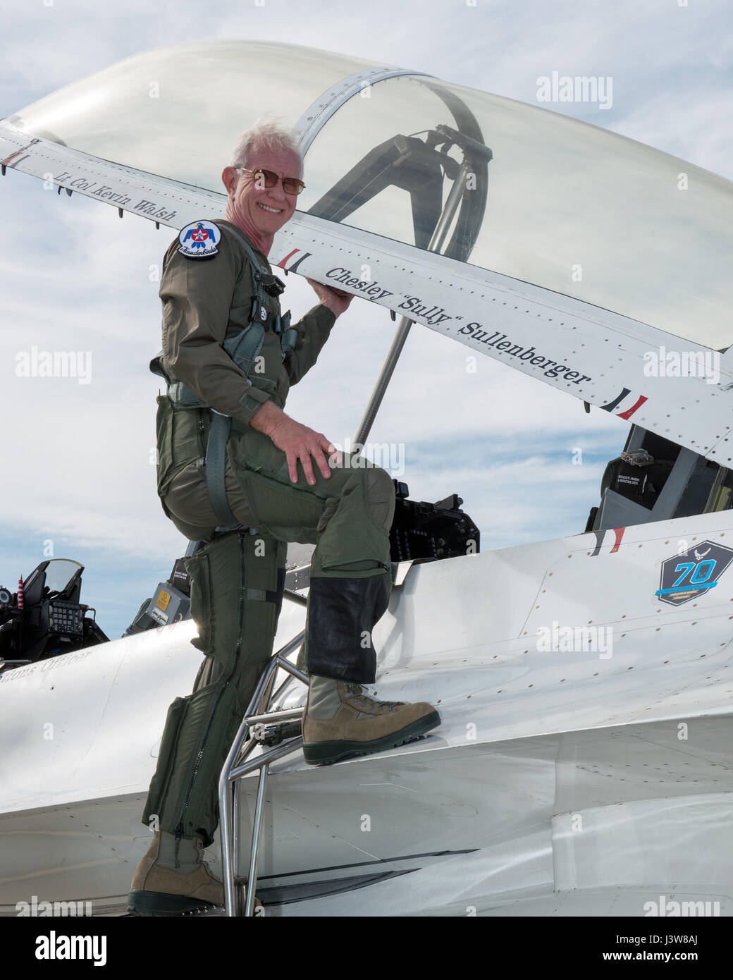 Ancien pilote de ligne pilote Chesley "Sully" Sullenberger III pose pour une photo avant son vol avec l'United States Air Force Thunderbirds à Travis Air Force Base, en Californie, le 4 mai 2017. Sullenberger est un diplômé de l'Académie de l'Armée de l'Air 1973 et est surtout connu pour avoir réussi à faire atterrir un avion de paralysé dans le fleuve Hudson sauver la vie d'un 155 passagers. (U.S. Air Force photo par Louis Briscese) Banque D'Images