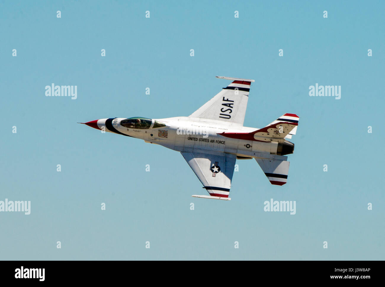 L'United States Air Force Thunderbirds arrivent à Travis Air Force Base, en Californie, le 4 mai 2017. Les Thunderbirds effectuera des démonstrations aériennes au cours des deux jours "Les Ailes de Solano Air Show", les 6 et 7 mai. (U.S. Air Force photo de Heide Table) Banque D'Images