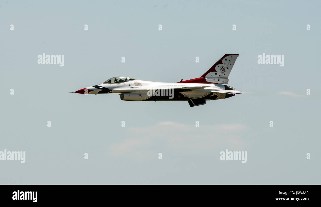 L'United States Air Force Thunderbirds arrivent à Travis Air Force Base, en Californie, le 4 mai 2017. Les Thunderbirds effectuera des démonstrations aériennes au cours des deux jours "Les Ailes de Solano Air Show", les 6 et 7 mai. (U.S. Air Force photo de Heide Table) Banque D'Images