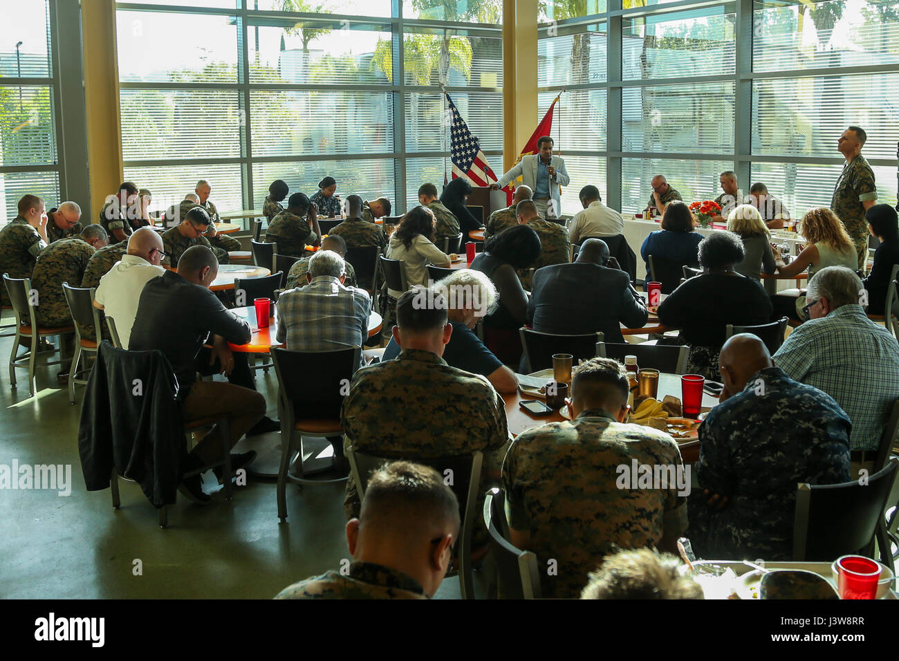 Le pasteur Shawn Mitchell, invité d honneur, prie avec les clients de la Journée nationale annuelle de prière au 22 Salon Salle à Camp Pendleton, Californie, le 4 mai 2017. La Journée nationale de la prière a été établi comme un événement annuel en 1952 et est fondée sur les droits constitutionnels de la liberté d'expression et la liberté de religion et peut être célébré par tous les Américains. (U. S. Marine Corps photo par Lance Cpl. Betzabeth Y. Galvan) Banque D'Images