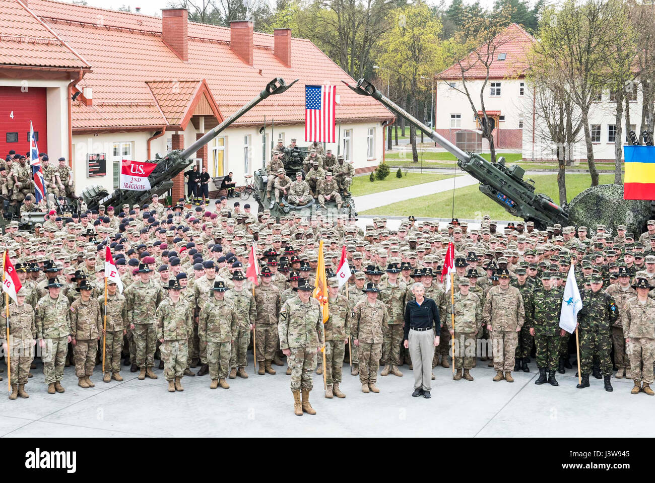 Secrétaire de l'Armée Bataille Robert Speer pose avec le Lieutenant-colonel commandant du Groupe Pologne Steven Gventer (avant, centre) et d'autres Américains, Britanniques, et de soldats roumains lors de sa visite à Bemowo Piskie Zone Formation près de Orzysz, Pologne, le 5 mai. L'unique formation d'américains, britanniques et soldats roumains sont en service avec Polish 15e Brigade mécanisée de soldats comme une force de dissuasion dans le nord-est de la Pologne à l'appui de l'OTAN vers l'amélioration de la présence. Speer a visité le groupement tactique multinational dans le cadre de sa tournée de l'armée américaine l'Europe théâtre d'opérations pour renforcer les relations et le stress Banque D'Images