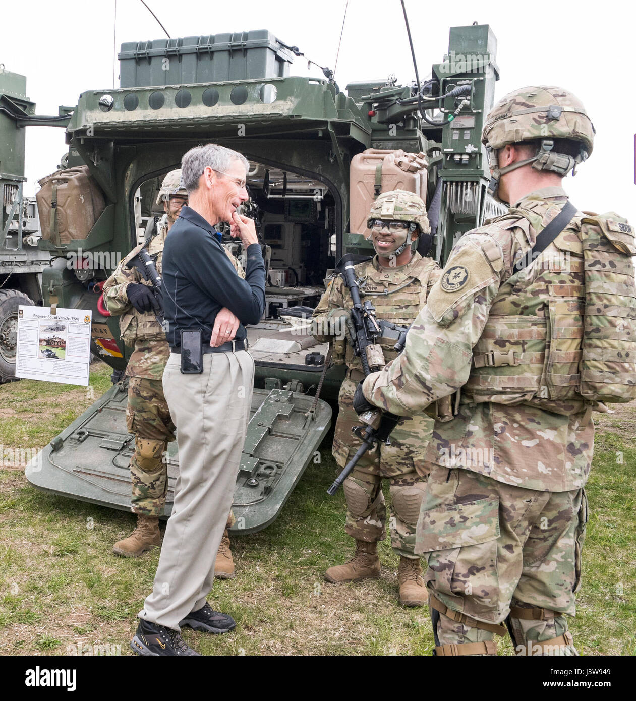 Secrétaire de l'Armée de Robert Speer répond aux membres de l'équipe de Stryker de Battle Group Pologne lors de sa visite à Bemowo Piskie Zone Formation près de Orzysz, Pologne, le 5 mai. Speer, un vétéran de l'armée de 28 ans, a parlé aux soldats sur les différences dans le théâtre européen, par rapport à quand il a servi. Speer a visité l'unique formation multinationale, des États-Unis, du Royaume-Uni et de soldats roumains dans le cadre de sa tournée de l'armée américaine l'Europe théâtre d'opérations pour renforcer les relations et souligner l'importance de l'interopérabilité avec les alliés de l'OTAN. (U.S. Photo de l'armée par le Sgt. 1re classe Patricia Traiter/Rel Banque D'Images