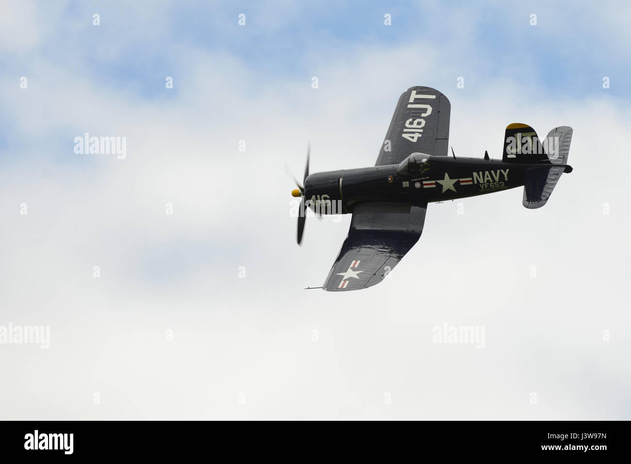 Jim manoeuvres Tobul un F4U-4 Corsair au cours de la Garde nationale de Caroline du Sud et la masse de l'air Expo à McEntire Joint National Guard Base, Caroline du Sud, le 5 mai 2017. Cette expo est une démonstration des capacités de la Garde nationale de Caroline du Sud, aviateurs et soldats en disant merci pour le soutien des collègues sud Carolinians et la communauté environnante. (U.S. Air Force photo par un membre de la 1re classe Kathryn R.C. Reaves) Banque D'Images