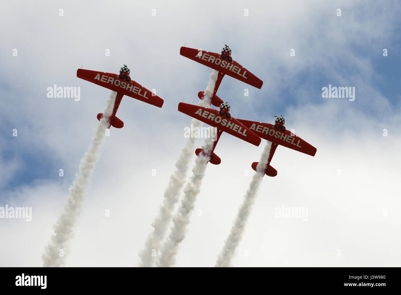 Voler des pilotes de l'équipe de voltige Aeroshell North American AT-6 Texans dans une formation au cours de la Garde nationale de Caroline du Sud et la masse de l'air Expo à McEntire Joint National Guard Base, Caroline du Sud, le 5 mai 2017. Cette expo est une démonstration des capacités de la Garde nationale de Caroline du Sud, aviateurs et soldats en disant merci pour le soutien des collègues sud Carolinians et la communauté environnante. (U.S. Air Force photo par un membre de la 1re classe Kathryn R.C. Reaves) Banque D'Images