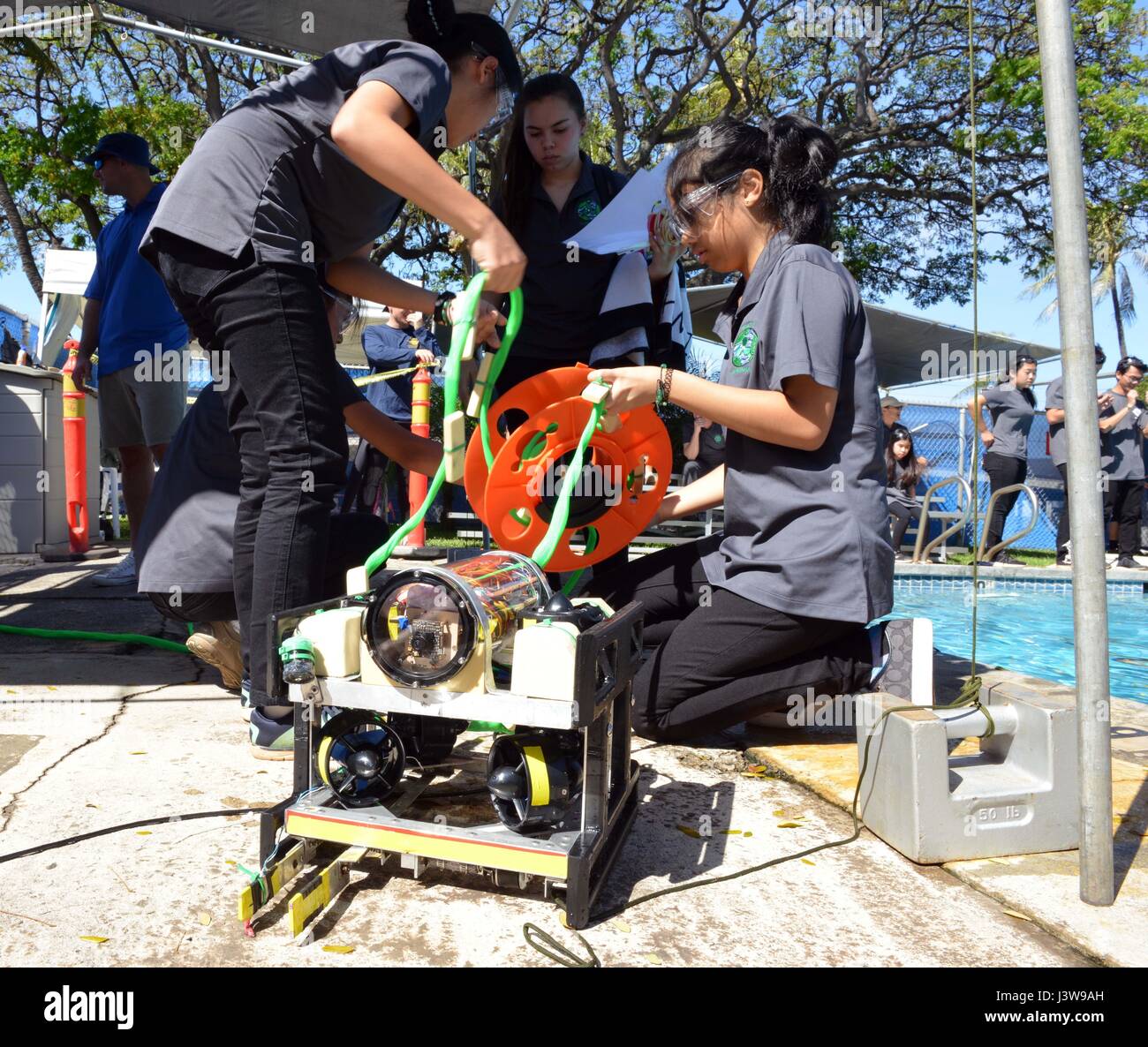 Neuf équipes formé de niveaux élémentaire, intermédiaire et secondaire ont participé à l'enseignement de la technologie avancée Marine Oahu Concours régional à la base de la Garde côtière de Honolulu, 6 mai 2017. Les élèves ont participé à un concours de robotique sous-marine portait sur l'application de technologies utilisées pour l'océan et de l'exploration et des sciences spatiales. (U.S. Photo de la Garde côtière du Maître de 2e classe Melissa E. McKenzie/libérés) Banque D'Images