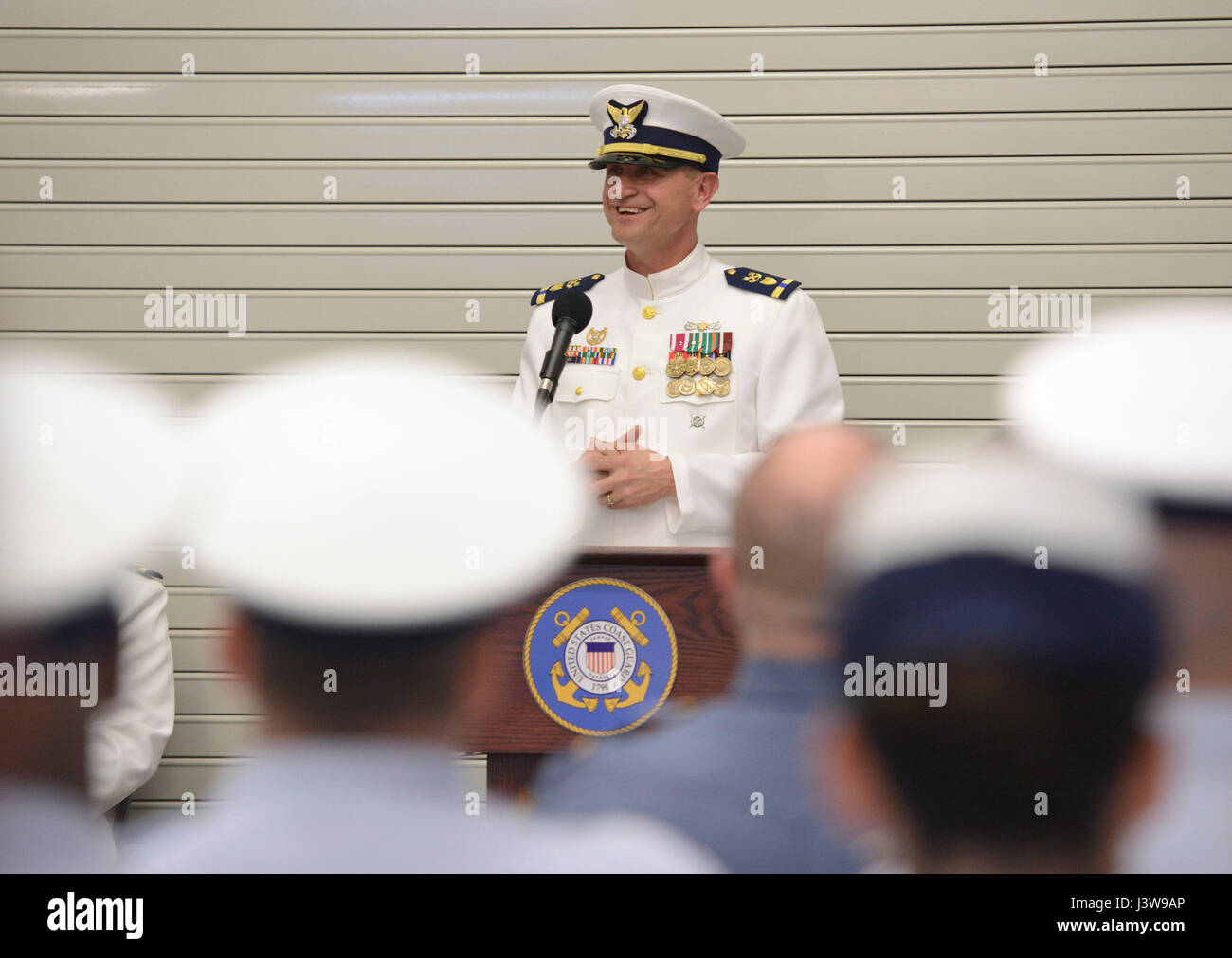 POINT PLEASANT BEACH, NEW JERSEY. - L'Adjudant-chef Christopher Sparkman dit adieu à son équipage et la foule lors de la cérémonie de passation de commandement de la station de la Garde côtière, d'entrée de Manasquan Point Pleasant Beach, New Jersey, le 5 mai 2017. L'Adjudant-chef Christopher Sparkman a passé le commandement de la station d'entrée à Manasquan sur l'Adjudant-chef Joseph Carlino. Photographie de la Garde côtière par Maître de 1re classe Seth Johnson. Banque D'Images