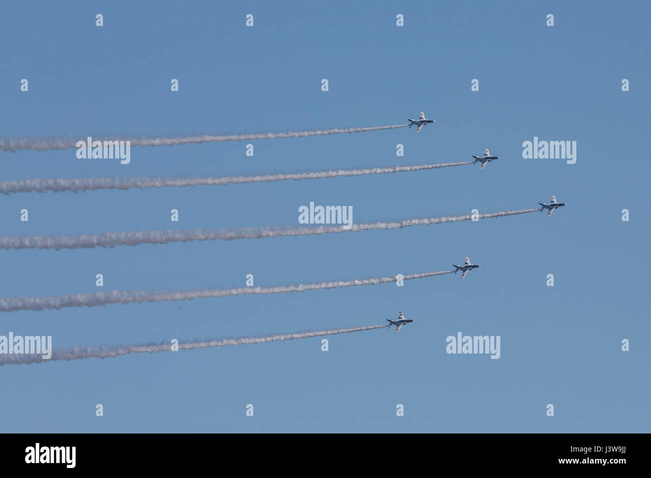 La Japan Air Self-Defense Force's Blue Impulse effectue des démonstrations aériennes au cours de la 41e Japon d'autodéfense maritime - Marine Corps Air Station Iwakuni Journée de l'amitié au MCAS Iwakuni, Japon, le 5 mai 2017. Depuis 1973, MCAS Iwakuni a réalisé un spectacle aérien et open house spécialement conçu pour favoriser des relations positives entre la gare de l'air et nos hôtes japonais, et l'événement attire toujours plus de 200 000 visiteurs et participants. Cette année est la 41e Journée de l'amitié, offrant une expérience culturellement enrichissante qui affiche le soutien mutuel que l'U.S Banque D'Images