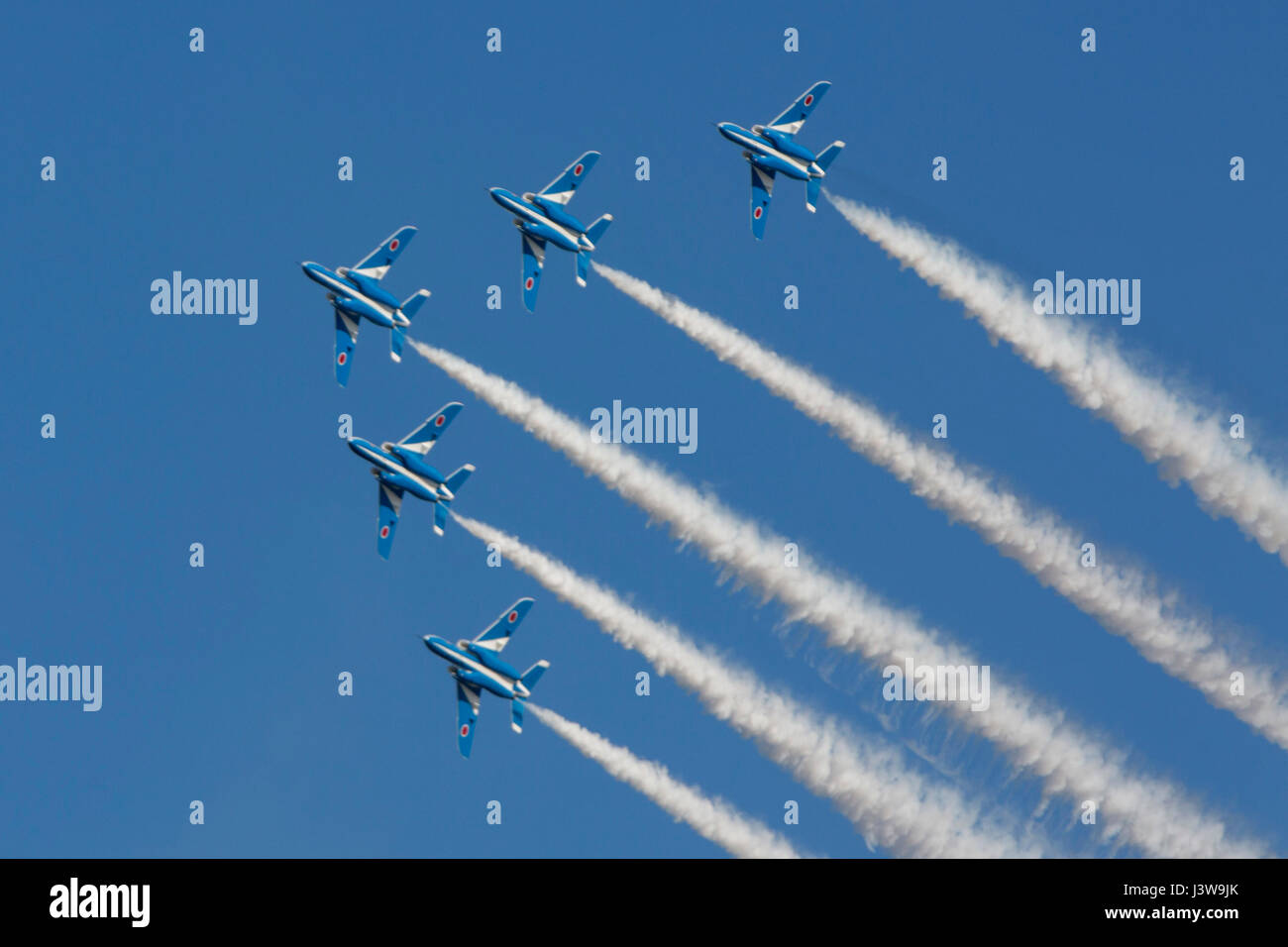 La Japan Air Self-Defense Force's Blue Impulse effectue des démonstrations aériennes au cours de la 41e Japon d'autodéfense maritime - Marine Corps Air Station Iwakuni Journée de l'amitié au MCAS Iwakuni, Japon, le 5 mai 2017. Depuis 1973, MCAS Iwakuni a réalisé un spectacle aérien et open house spécialement conçu pour favoriser des relations positives entre la gare de l'air et nos hôtes japonais, et l'événement attire toujours plus de 200 000 visiteurs et participants. Cette année est la 41e Journée de l'amitié, offrant une expérience culturellement enrichissante qui affiche le soutien mutuel que l'U.S Banque D'Images