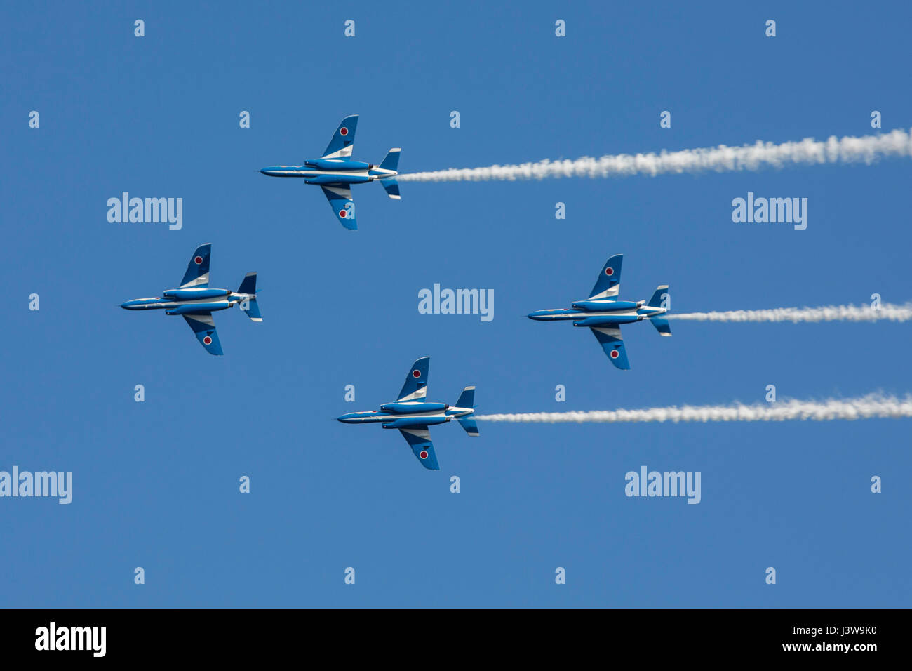 La Japan Air Self-Defense Force's Blue Impulse effectue des démonstrations aériennes au cours de la 41e Japon d'autodéfense maritime - Marine Corps Air Station Iwakuni Journée de l'amitié au MCAS Iwakuni, Japon, le 5 mai 2017. Depuis 1973, MCAS Iwakuni a réalisé un spectacle aérien et open house spécialement conçu pour favoriser des relations positives entre la gare de l'air et nos hôtes japonais, et l'événement attire toujours plus de 200 000 visiteurs et participants. Cette année est la 41e Journée de l'amitié, offrant une expérience culturellement enrichissante qui affiche le soutien mutuel que l'U.S Banque D'Images