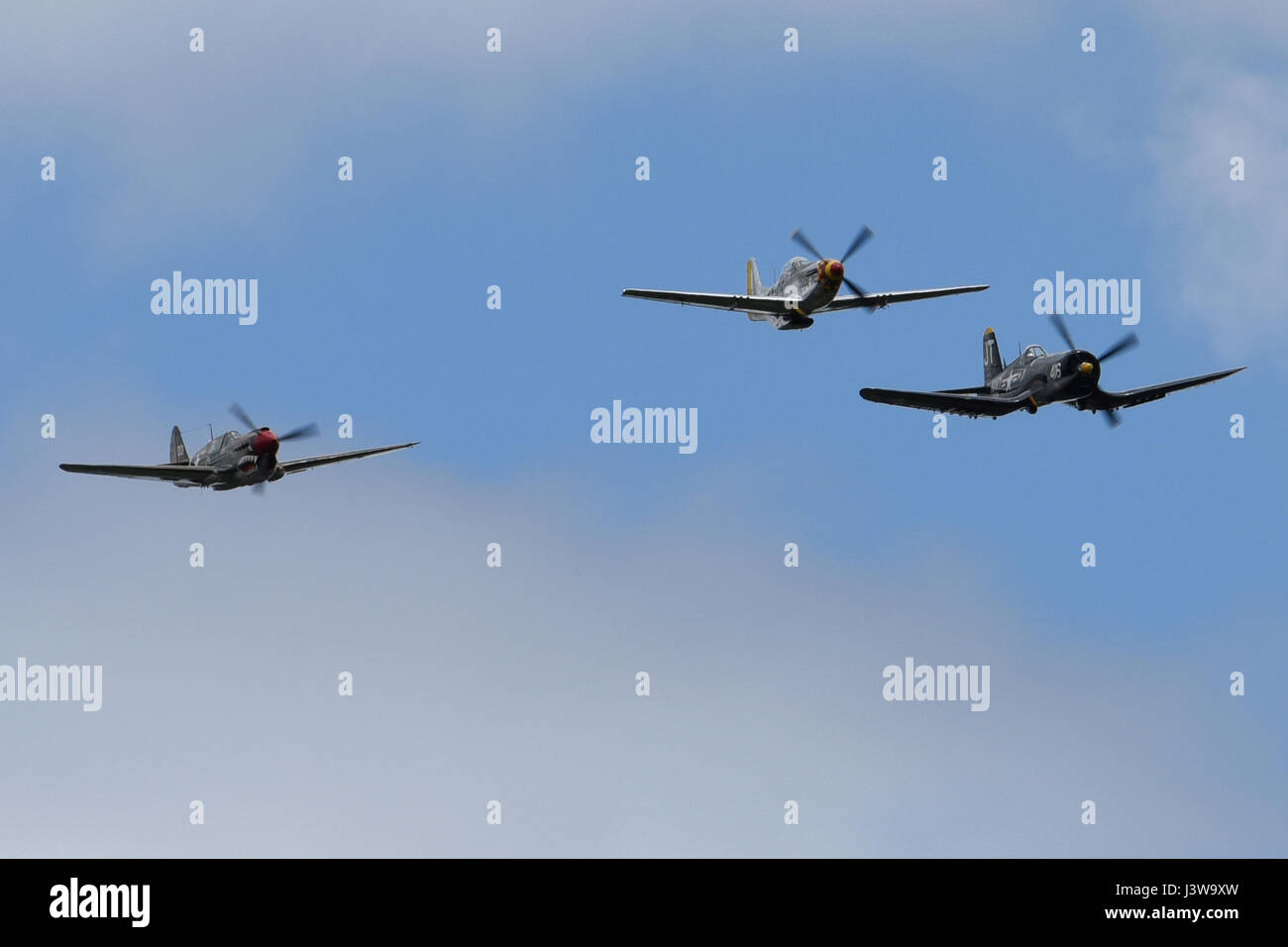 Un F4U-4 Corsair, P-51 Mustang et P-40 Warhawk effectuer au cours de la Garde nationale de Caroline du Sud et la masse de l'air Expo à McEntire Joint National Guard Base, S.C., le 5 mai 2017. Cette expo est une démonstration des capacités de la Garde nationale de Caroline du Sud, aviateurs et soldats en disant merci pour le soutien des collègues sud Carolinians et la communauté environnante. (U.S. Photo de la Garde nationale aérienne capitaine principal Sgt. Edward Snyder) Banque D'Images