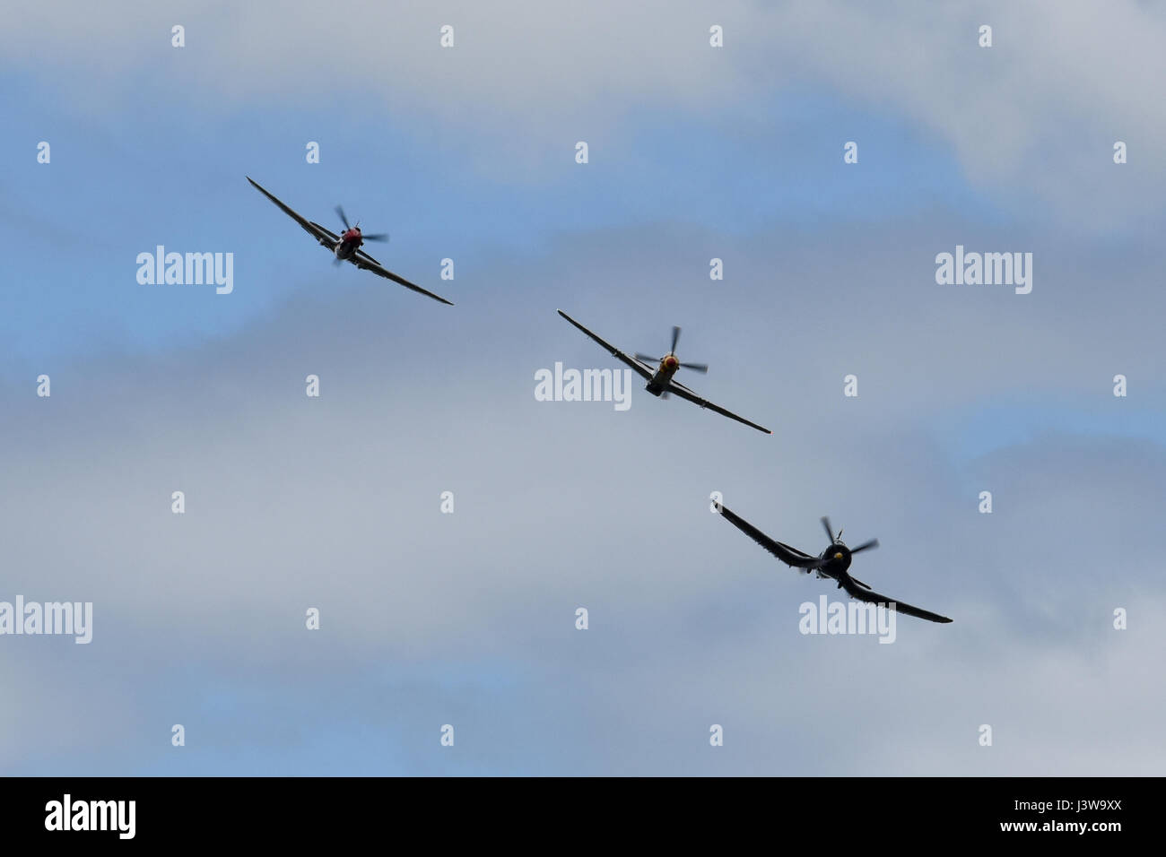 Un F4U-4 Corsair, P-51 Mustang et P-40 Warhawk effectuer au cours de la Garde nationale de Caroline du Sud et la masse de l'air Expo à McEntire Joint National Guard Base, S.C., le 5 mai 2017. Cette expo est une démonstration des capacités de la Garde nationale de Caroline du Sud, aviateurs et soldats en disant merci pour le soutien des collègues sud Carolinians et la communauté environnante. (U.S. Photo de la Garde nationale aérienne capitaine principal Sgt. Edward Snyder) Banque D'Images