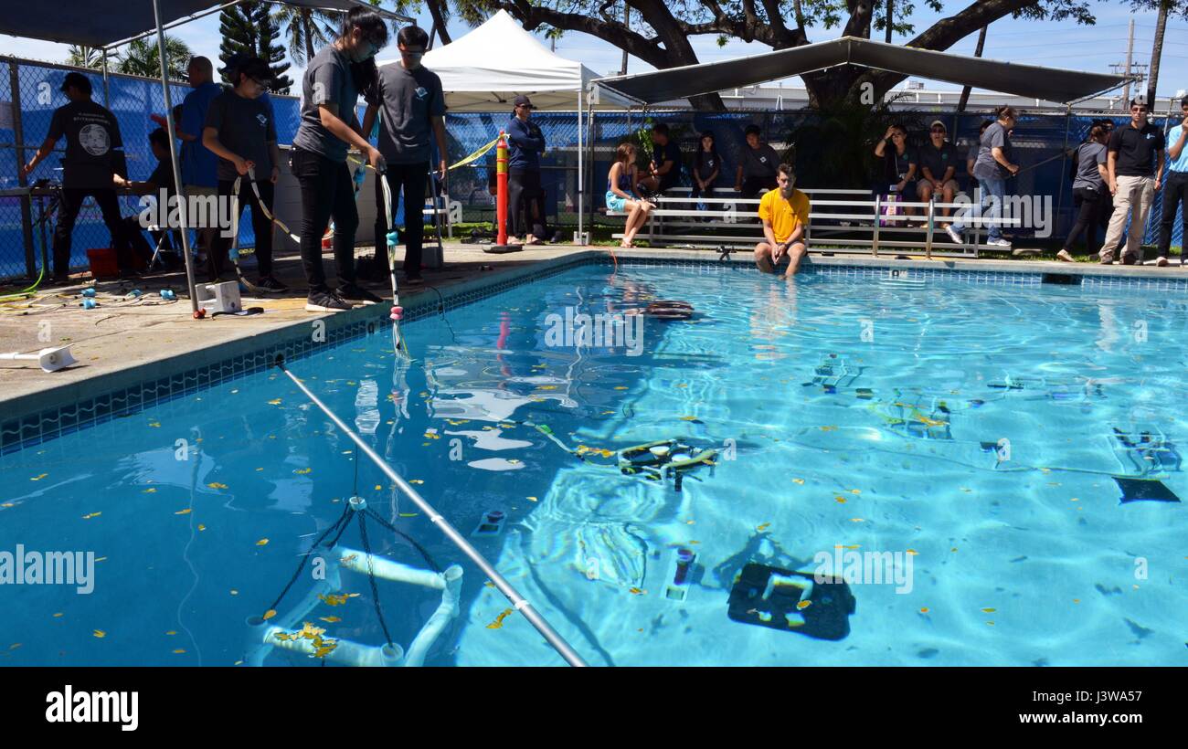 Neuf équipes formé de niveaux élémentaire, intermédiaire et secondaire ont participé à l'enseignement de la technologie avancée Marine Oahu Concours régional à la base de la Garde côtière de Honolulu, 6 mai 2017. Les élèves ont participé à un concours de robotique sous-marine portait sur l'application de technologies utilisées pour l'océan et de l'exploration et des sciences spatiales. (U.S. Photo de la Garde côtière du Maître de 2e classe Melissa E. McKenzie/libérés) Banque D'Images