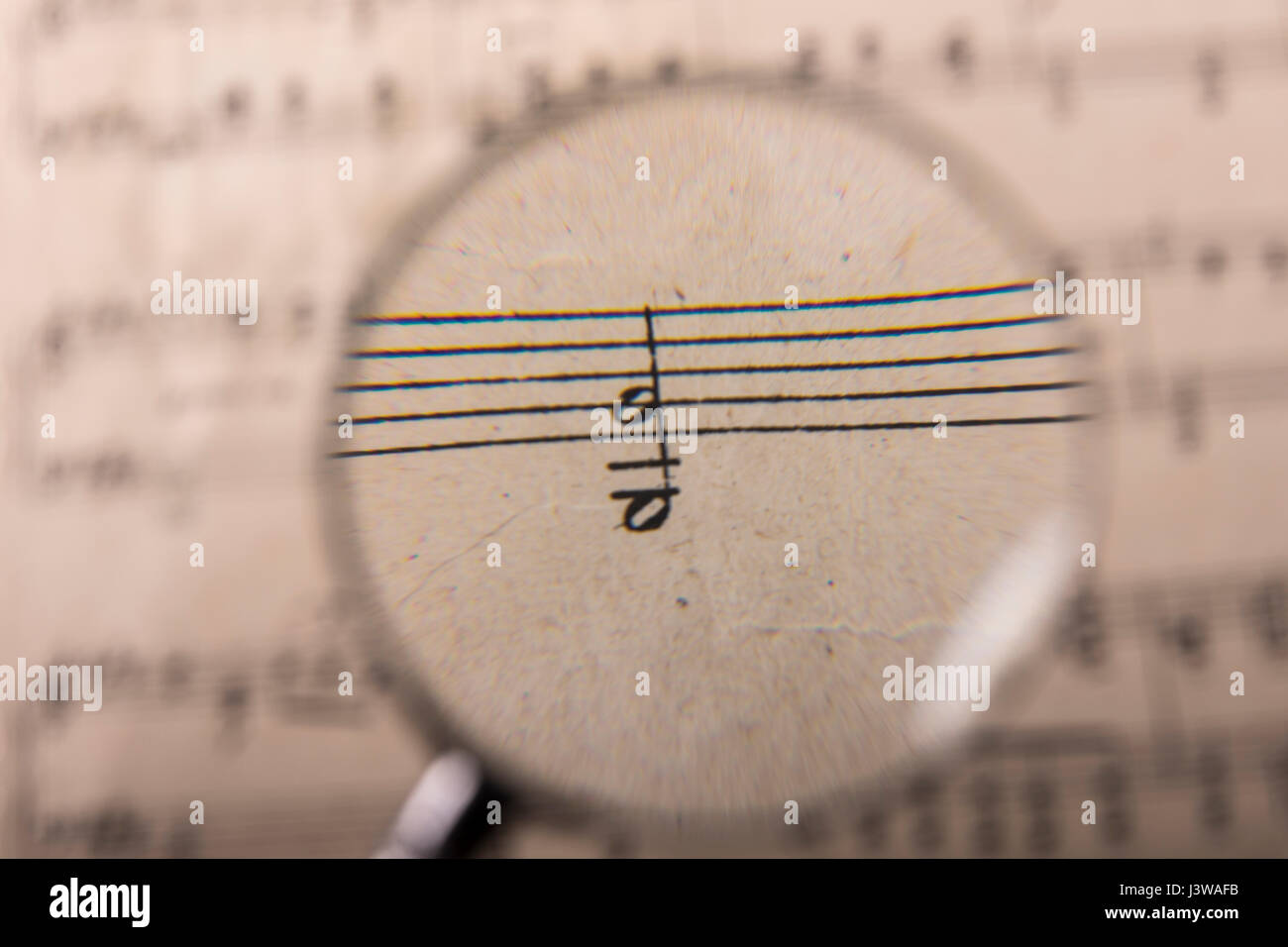 Une vue de la notes dans une partition de musique avec un verre loupe Photo  Stock - Alamy