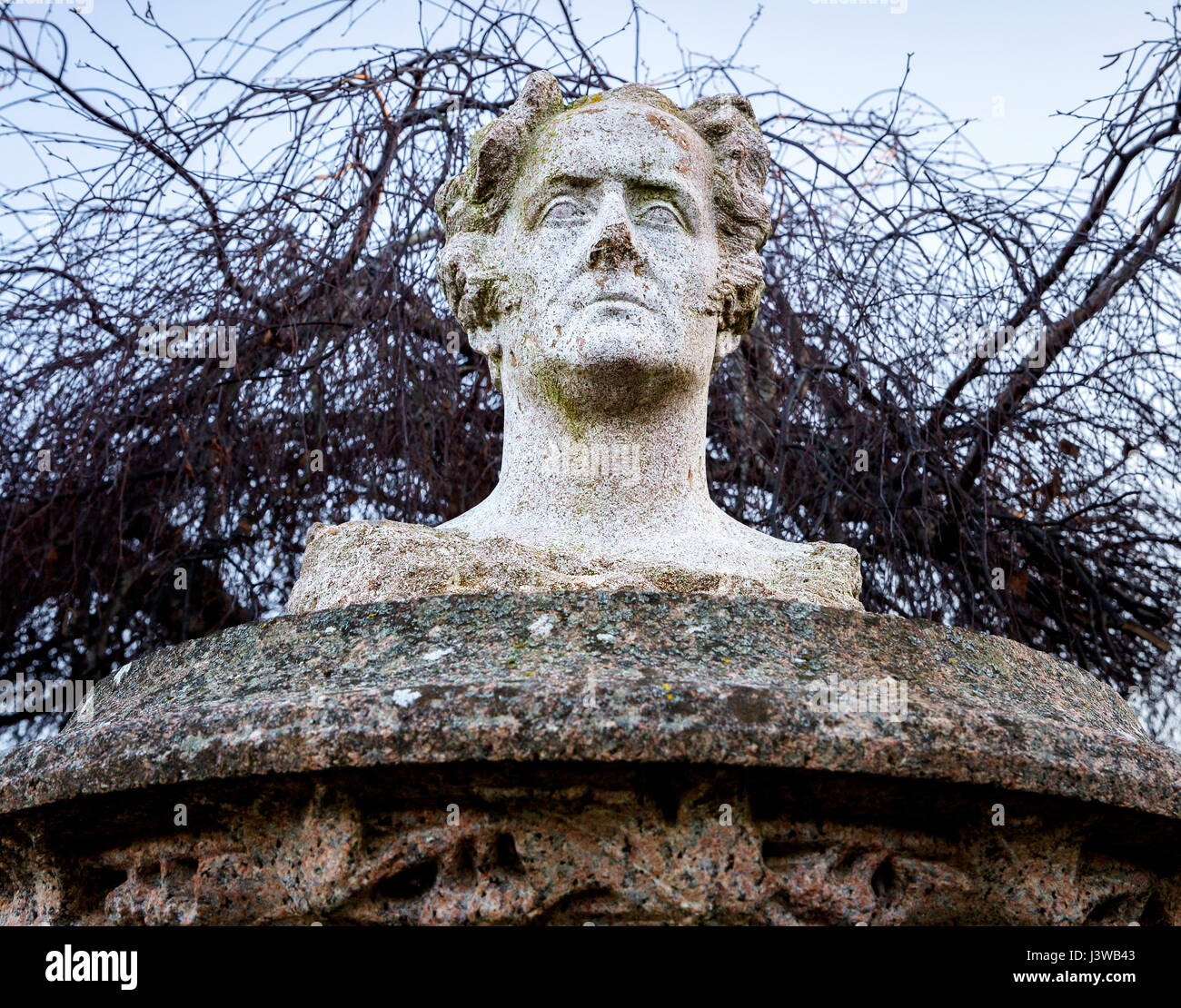 Buste de l'écrivain et homme politique français Francois-Rene de Chateaubriand à Treguier, France - Sculpture par Yves Kerguenou Banque D'Images