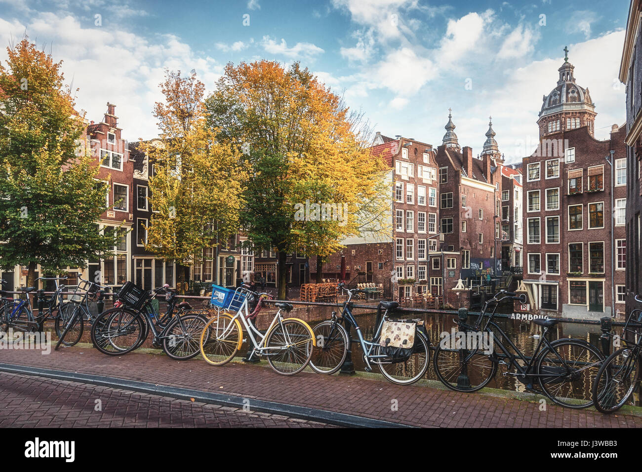 Les maisons du canal le long de la jonction des canaux Oudezijds Voorburgwal et Oudezijds Achterburgwal dans le vieux centre d'Amsterdam Banque D'Images