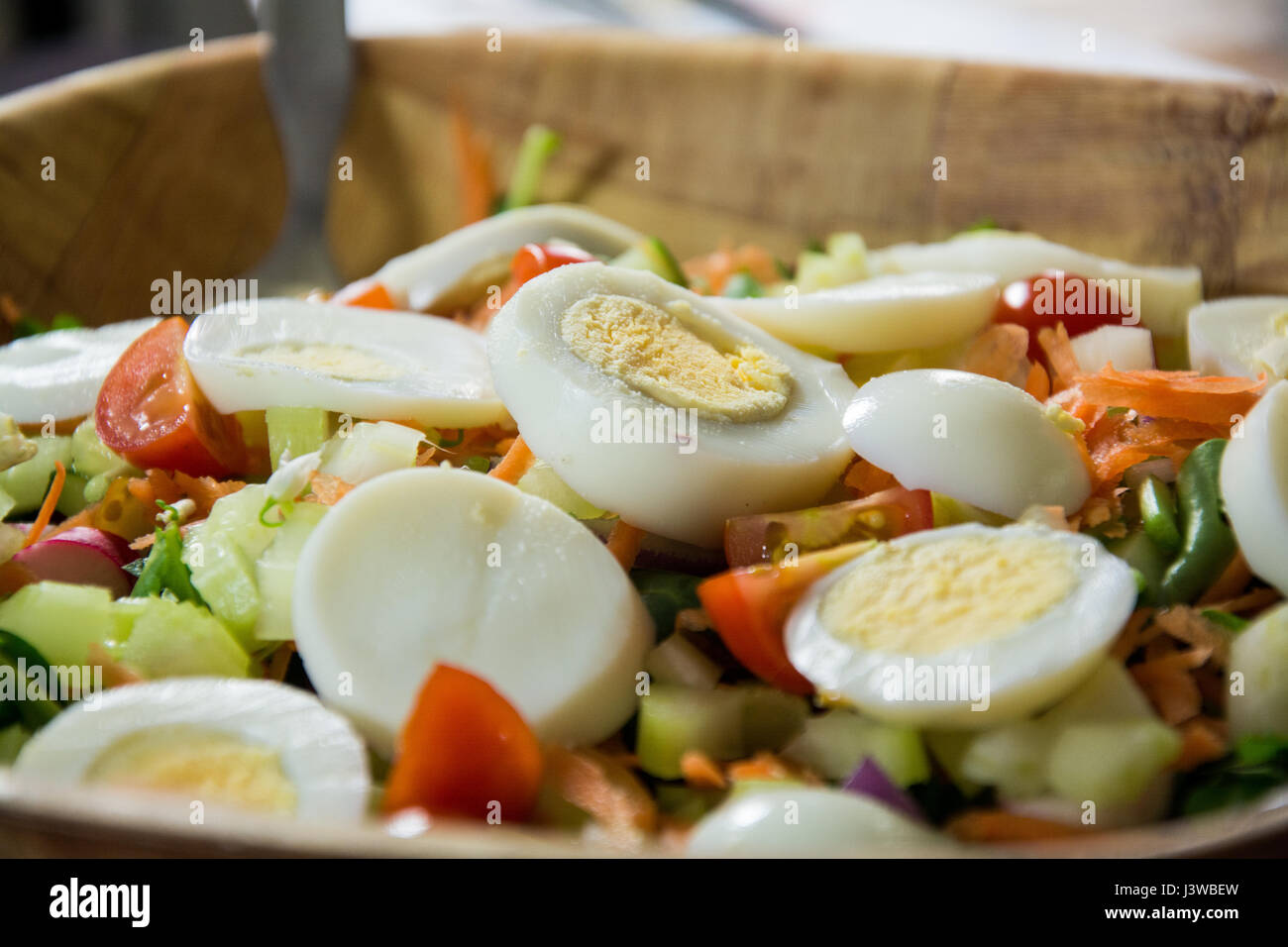 Un bol de salade aux oeufs. Composé d'oeuf dur, laitue, tomate, carotte, concombre et carotte. La nourriture végétarienne. Banque D'Images