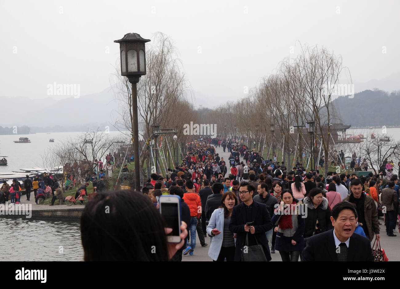 Foule de touristes et de bateliers sur le lac ouest coast, célèbre parc à Hangzhou, en Chine, le 21 février 2016. Banque D'Images