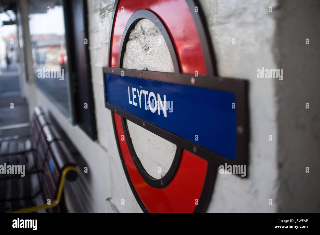 Vue de Londres Underground cocarde signe sur Leyton la plate-forme. Banque D'Images