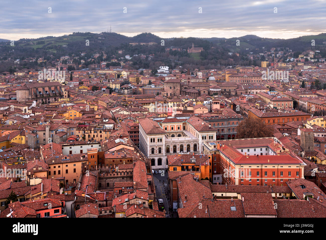 Vue aérienne de la tour Asinelli de Bologne, Bologne, Emilie-Romagne, Italie Banque D'Images