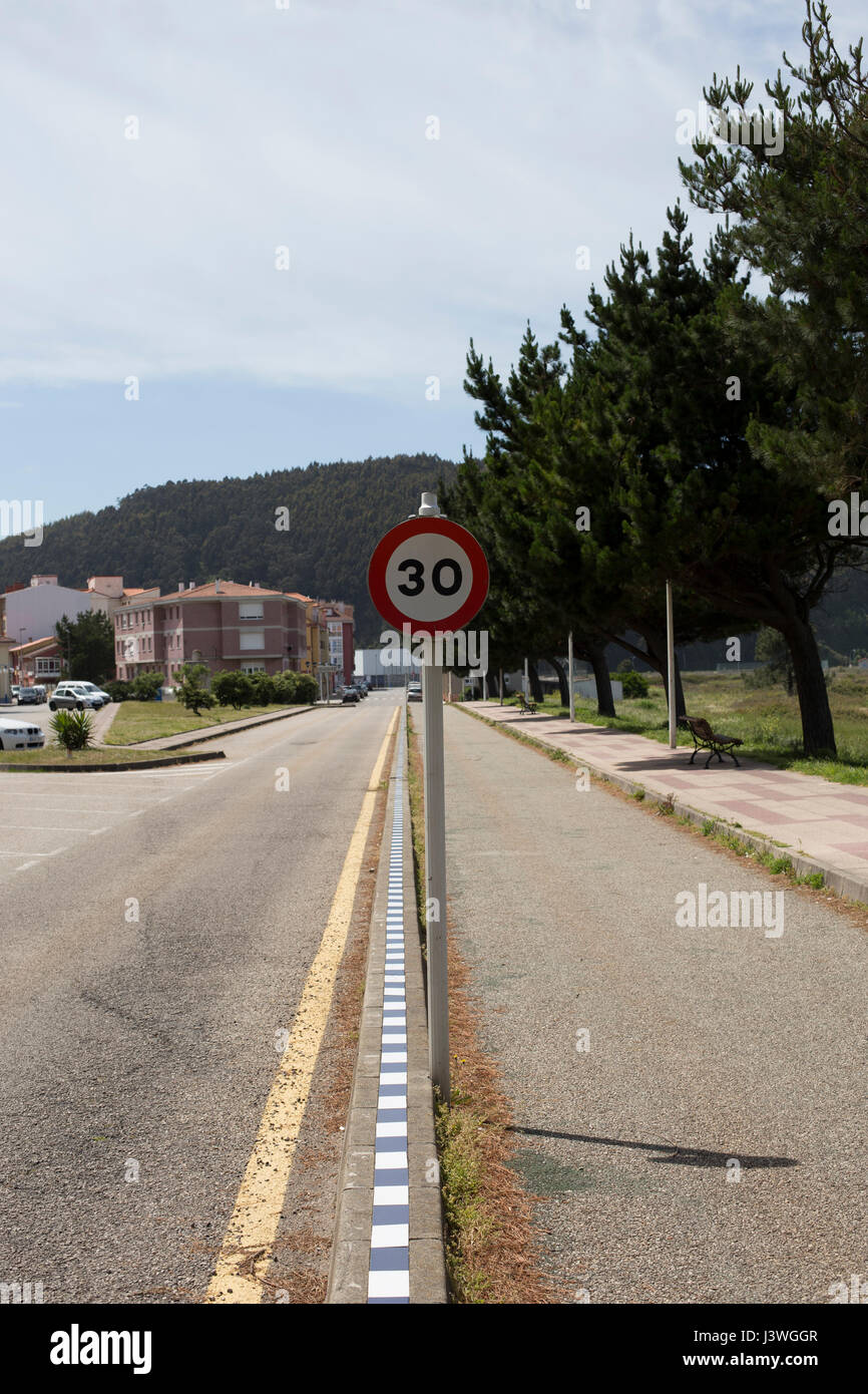 Signe de la limite de vitesse à 30 km/h Banque D'Images
