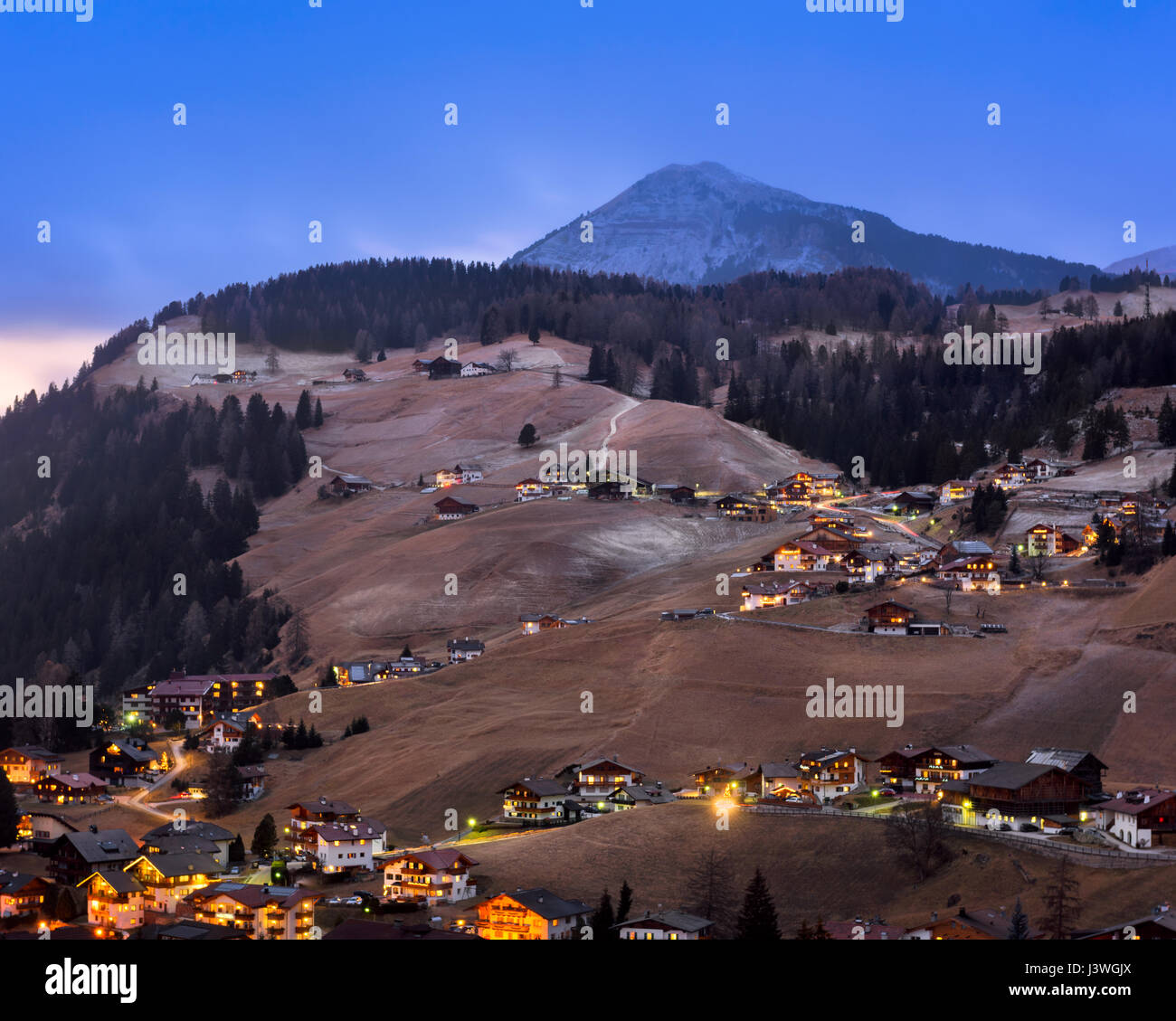 Vue aérienne de Selva Val Gardena dans la soirée, Val Gardena, Dolomites, Italie Banque D'Images