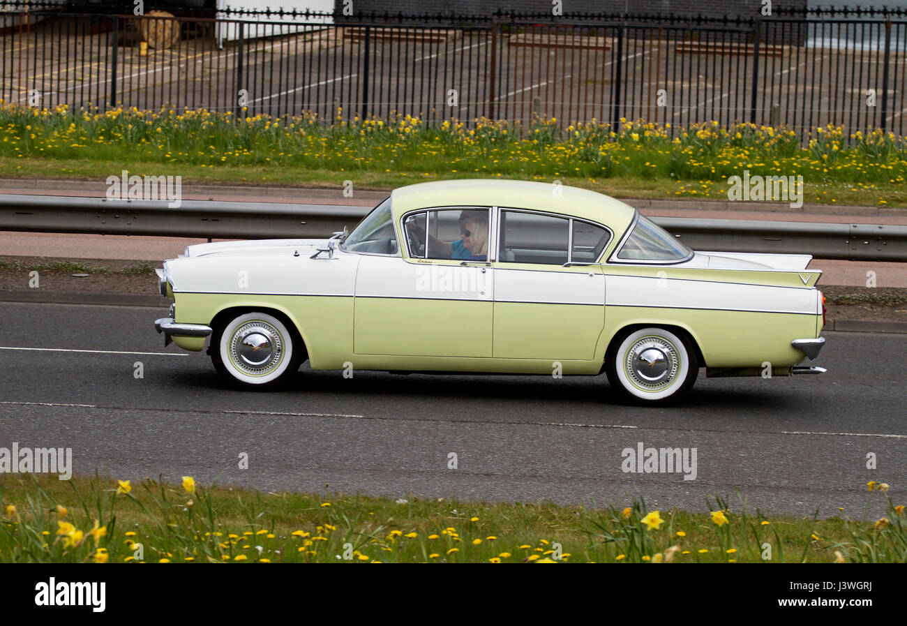 Un début des années 1960, vintage Vauxhall Cresta voiture roulant le long de la route à l'ouest de Kingsway à Dundee, Royaume-Uni Banque D'Images