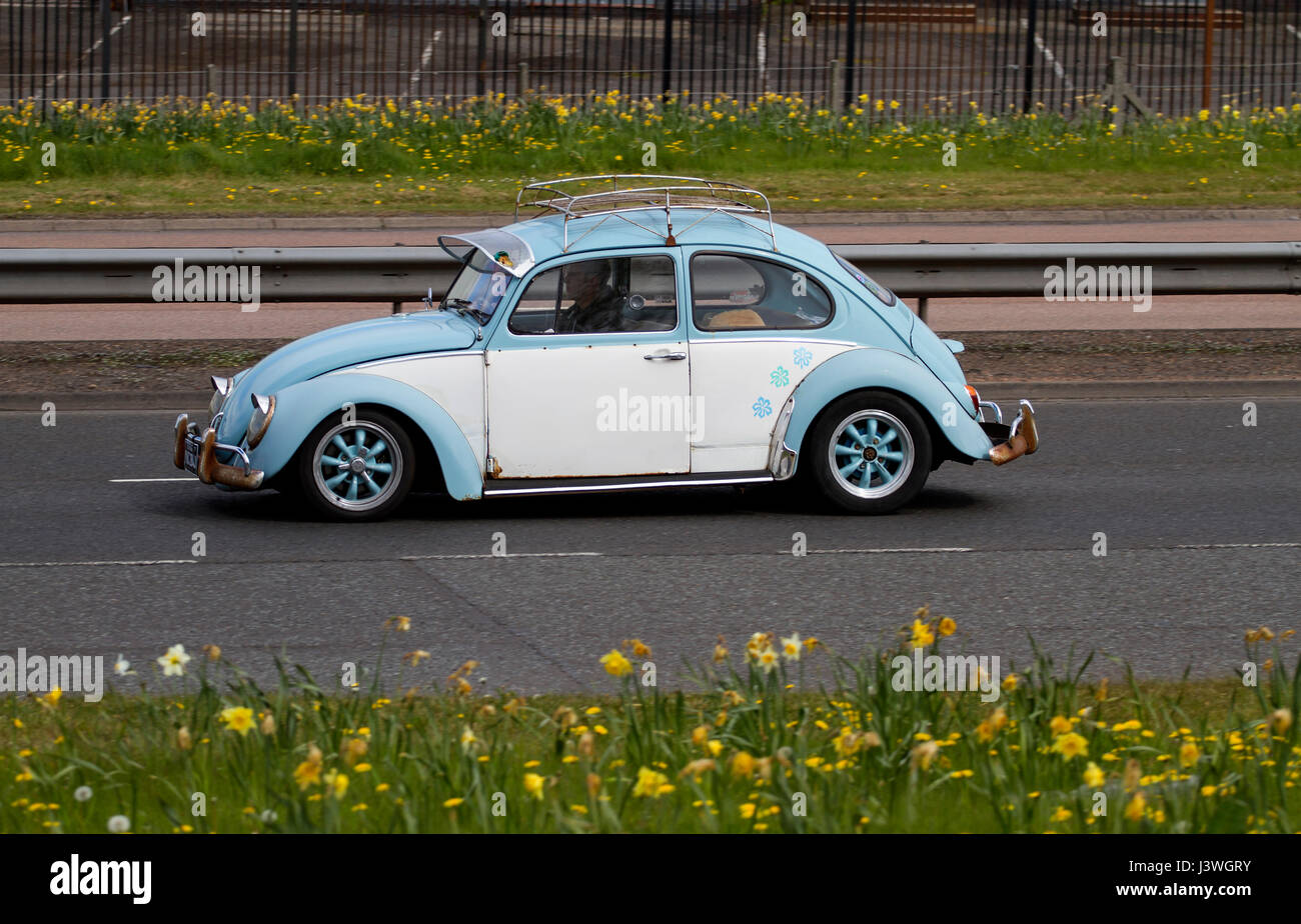 Une voiture VW Beetle (avec la Californie une plaque d'immatriculation) bleue et blanche immatriculé en 1971, se déplaçant le long de la chaussée Kingsway West à Dundee, au Royaume-Uni Banque D'Images