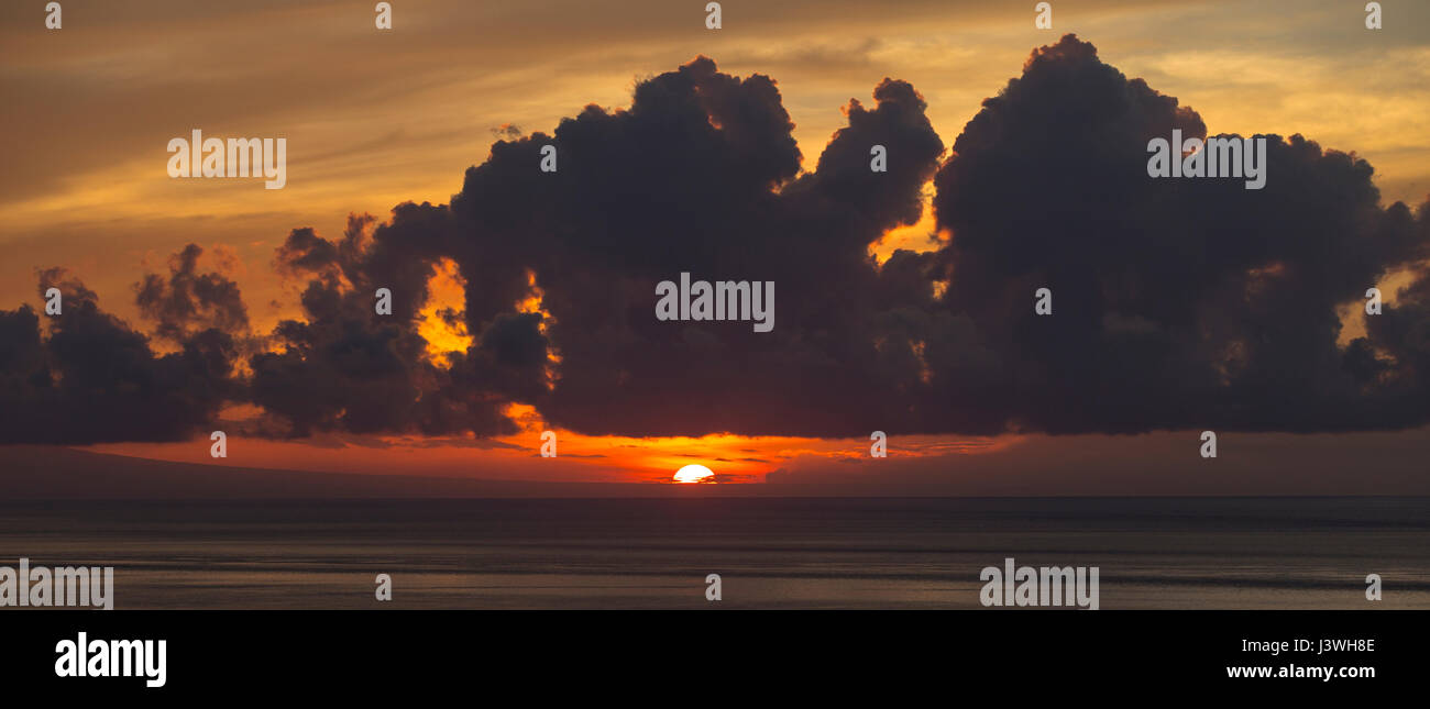 Le lever du soleil sur la mer à Candidasa Banque D'Images