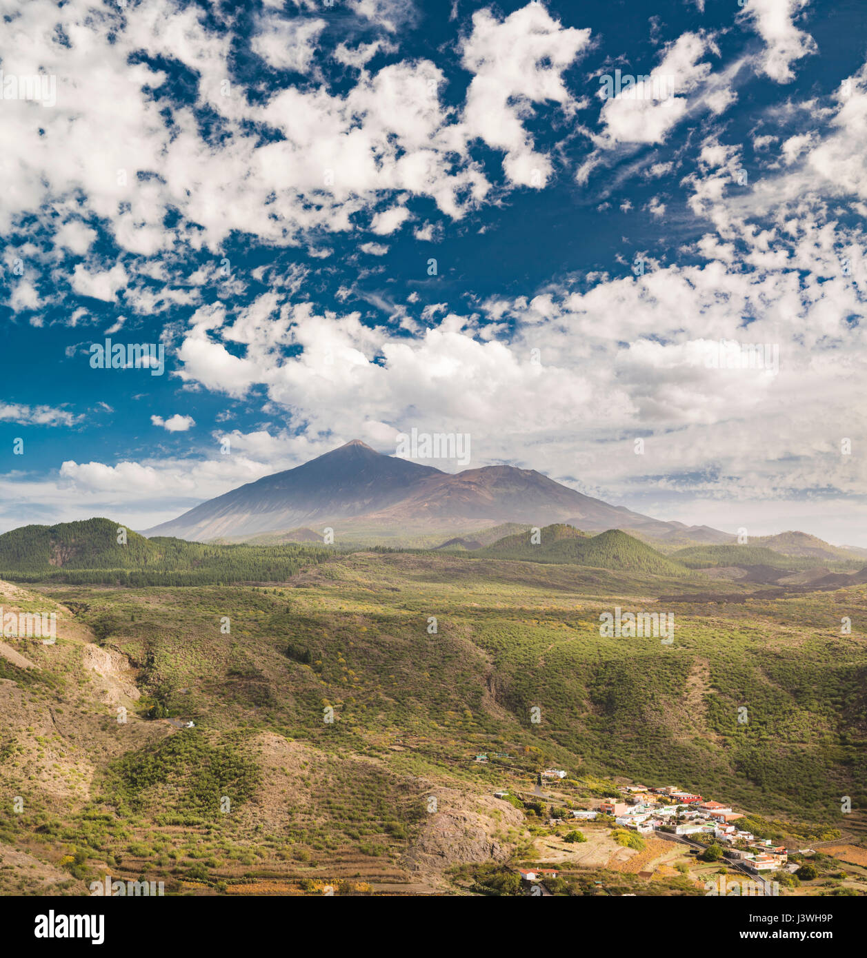 Vue vers le volcan Teide depuis Puerto de Erjos, Tenerife, avec des formations spectaculaires de nuages de maquereau et de nombreux jeunes cônes volcaniques monogénétiques Banque D'Images