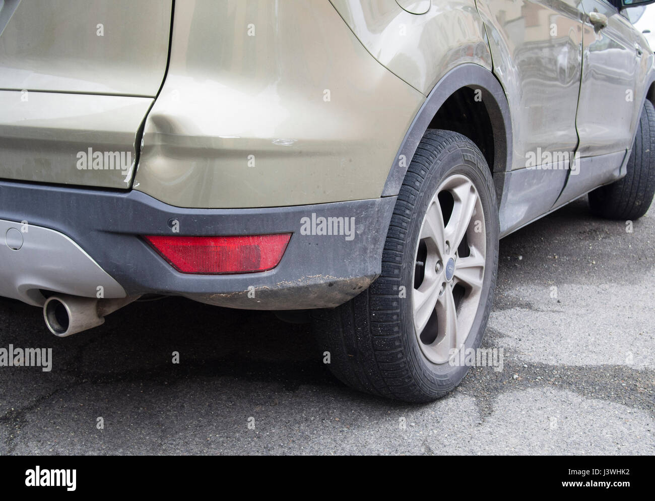 Détail endommagé d'une voiture garée avariées , Gingembre vert Ford Kuga / Escape 2013 modèle impliqués Banque D'Images
