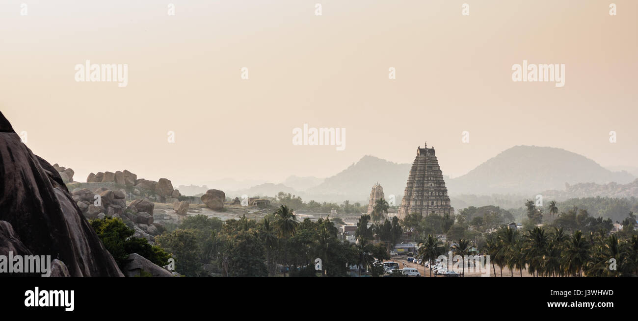 Vue depuis les collines Matanga dans Hampi, Karnataka, Inde. Viroopaksha temple vu dans le fond. Banque D'Images