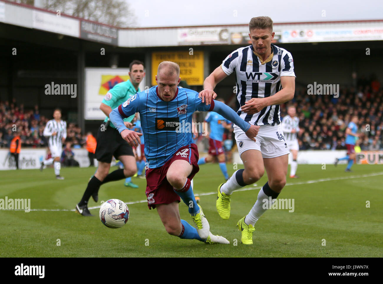 Scunthorpe United;s Neil Bishop (à gauche) et du Millwall Shaun Hutchinson bataille pour le ballon pendant le match de championnat Sky Bet, deuxième demi-finale match aller au parc Glanford, Scunthorpe. Banque D'Images